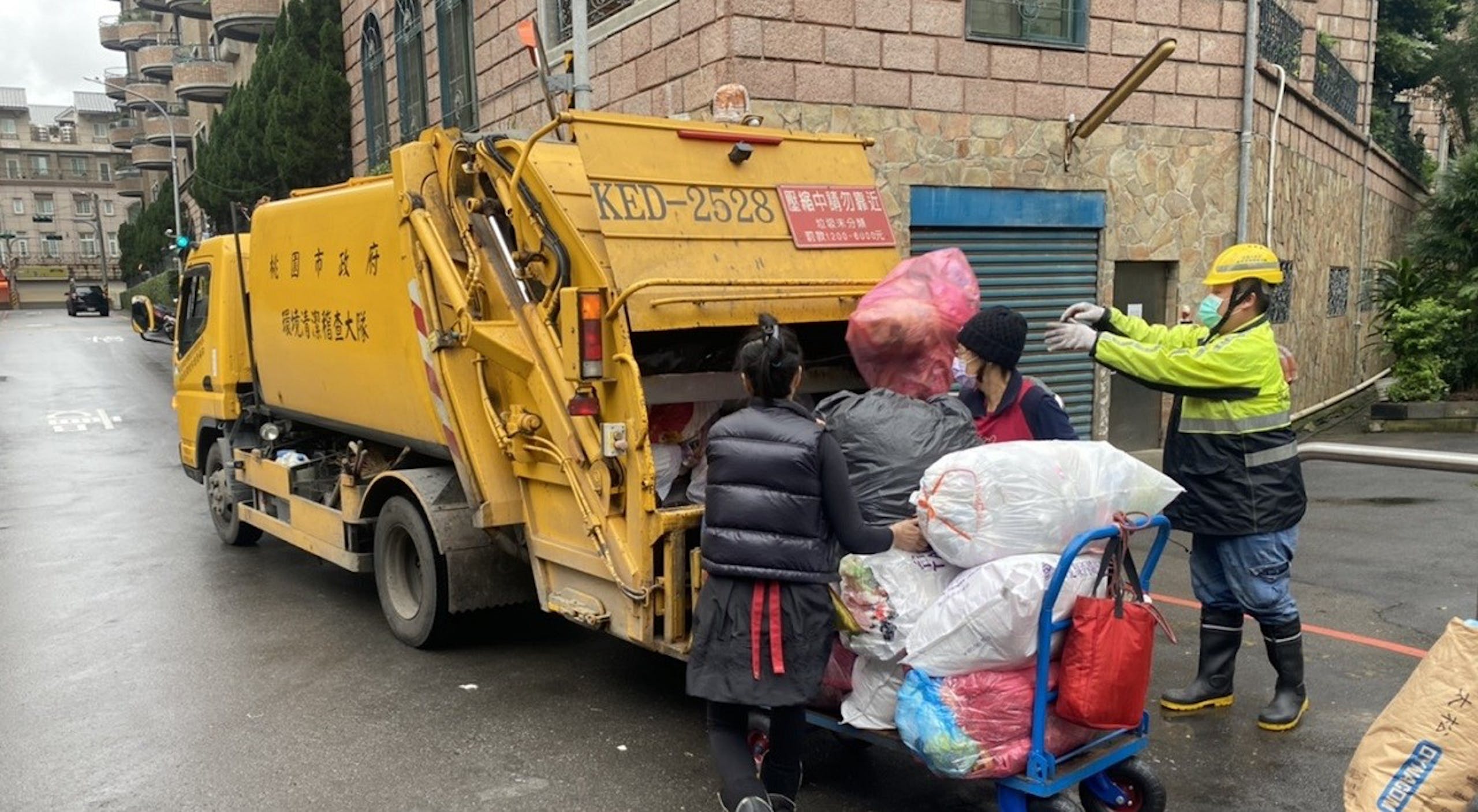 照片中提到了KED-2528ALE、R1200-000、DYMACOM，包含了桃園市環境保護局、桃園市環境保護局、中國新年、環保環保、生物物理環境