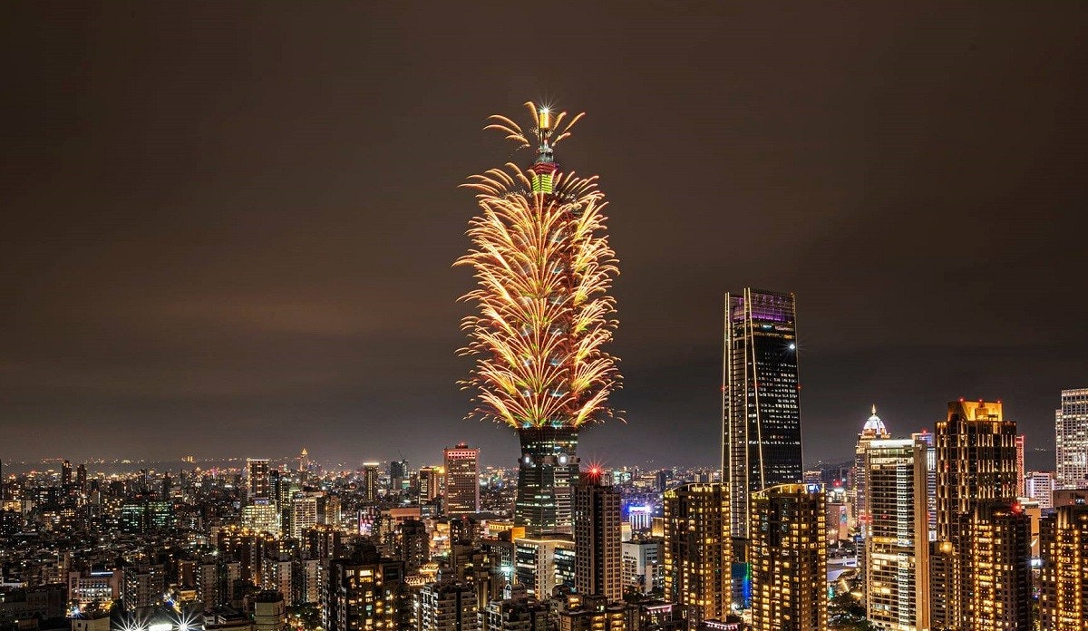 照片中包含了象山遠足徑、台北101、象山、台北101新年煙花表演、除夕夜