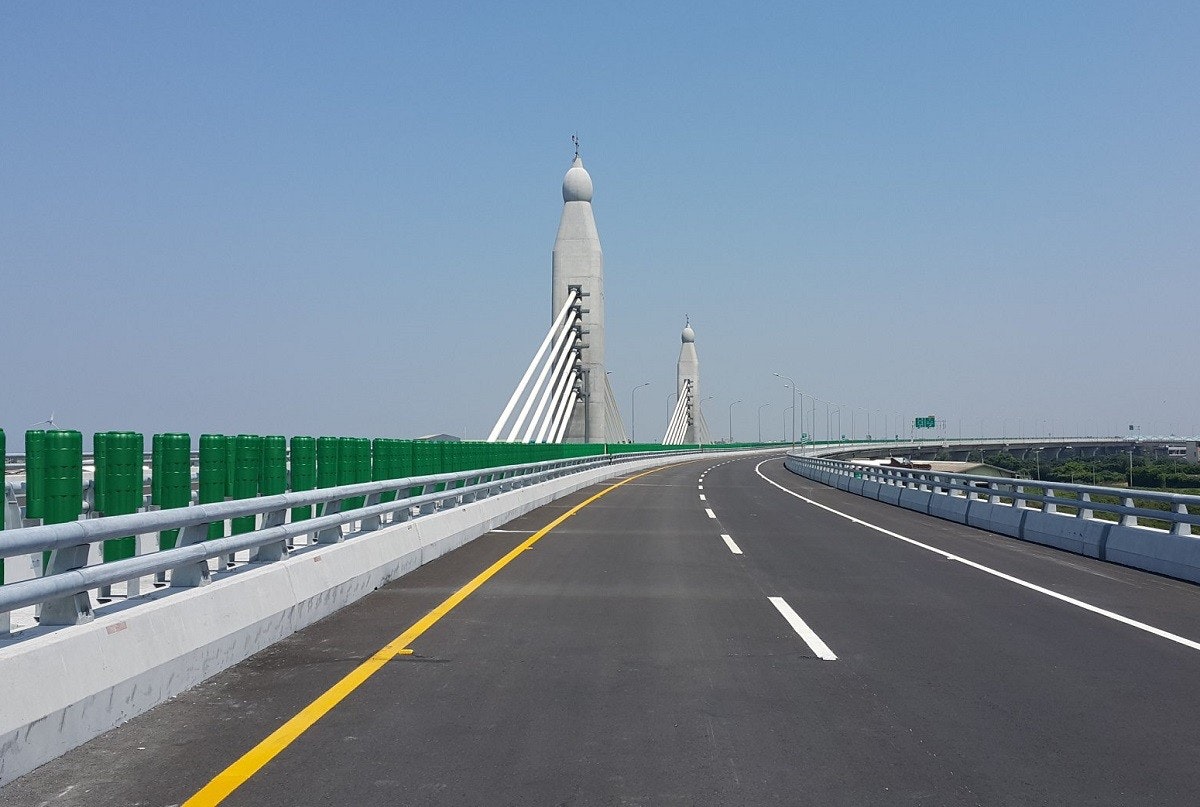 照片中提到了コ、コ，包含了里程碑、省道61號、受控通道高速公路、路、台灣高速公路