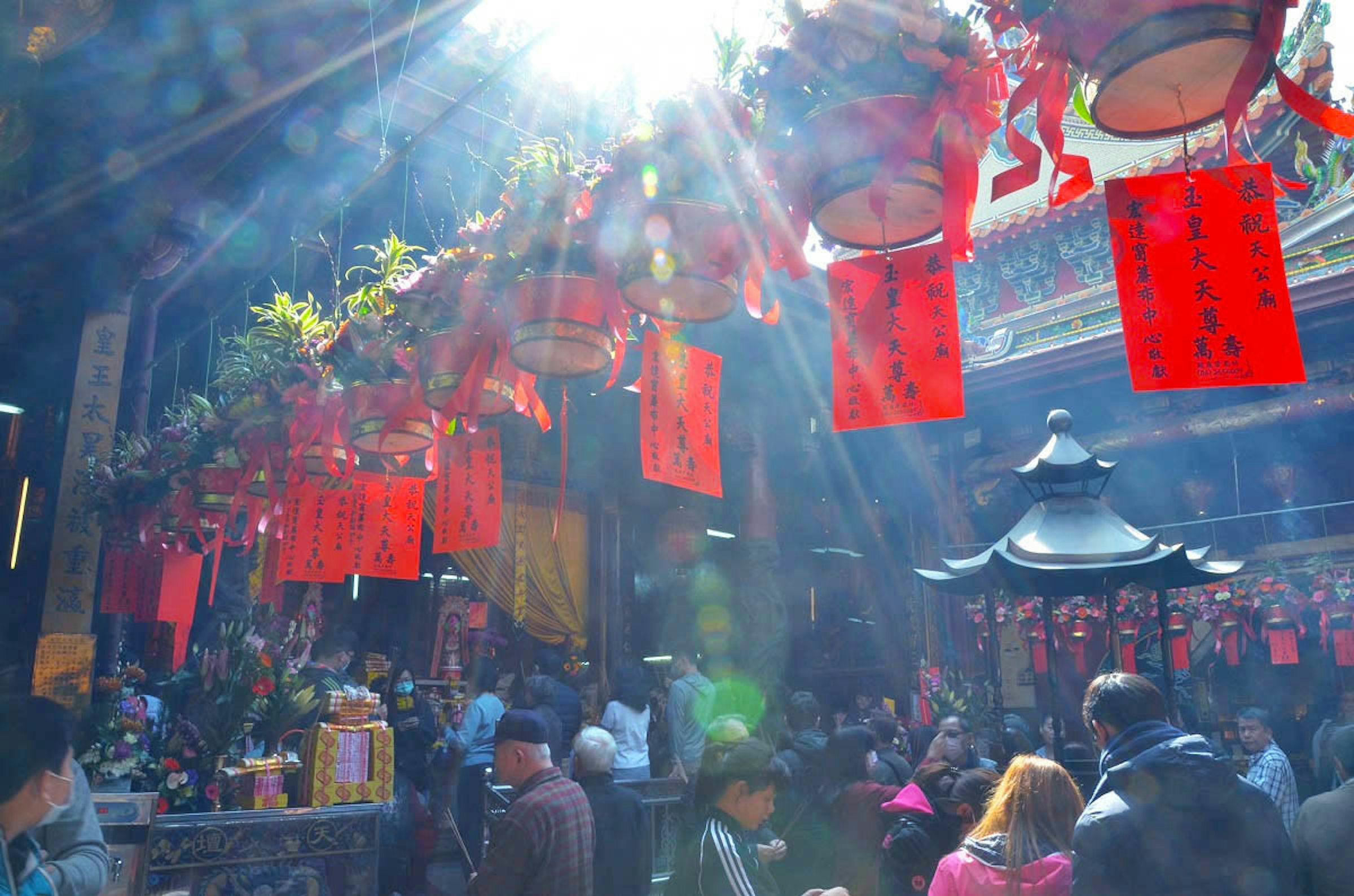 照片中提到了|恭祝天公南、皇大天尊。、宏達窗慧市中心在な，包含了市場、市場、街、公共空間、市場