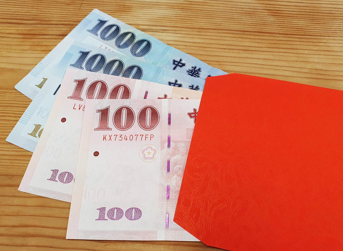 照片中提到了1000 中華、1000、100，包含了新台幣100、紙、信封、字形、現金