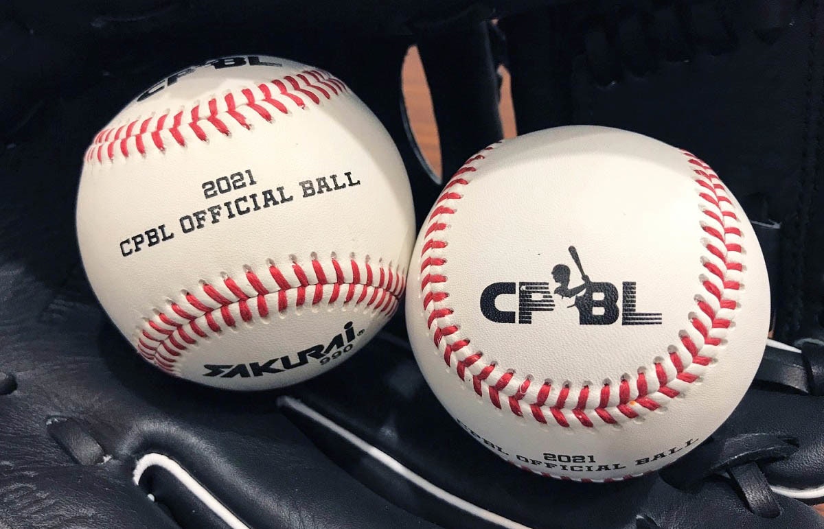 照片中提到了2021、CPBL OFFICIAL BALL、CF BL，包含了中華職棒、中國職業棒球聯盟、個人保護設備、棒球手套、棒球