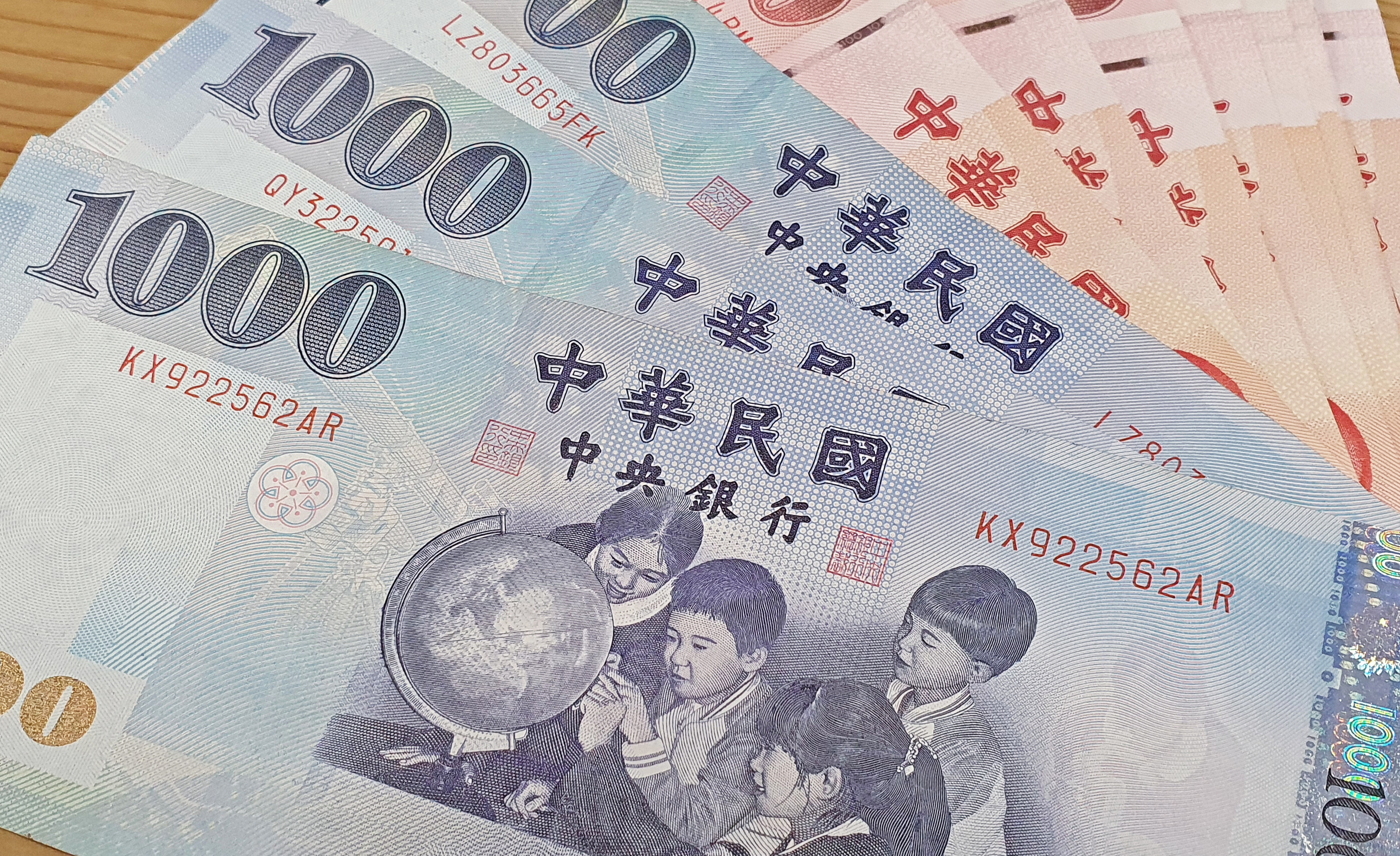 照片中提到了T00 10、中華民國、LZ803665FK，包含了新台幣、新台幣、台灣、貨幣、錢