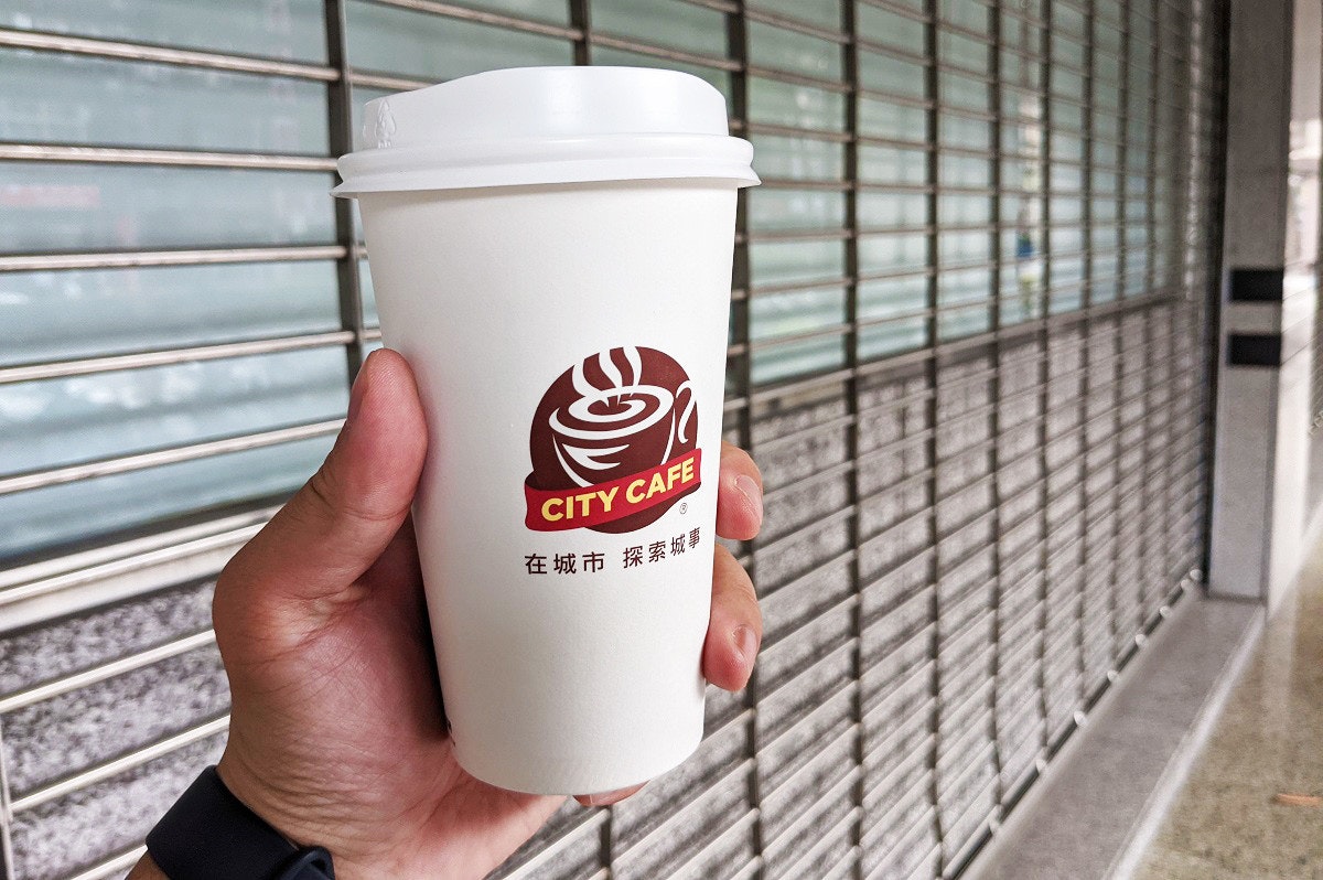 照片中提到了CITY CAFE、在城市 探索城事,跟海南航空有關,包含了城市咖啡館、咖啡店、產品、杯子