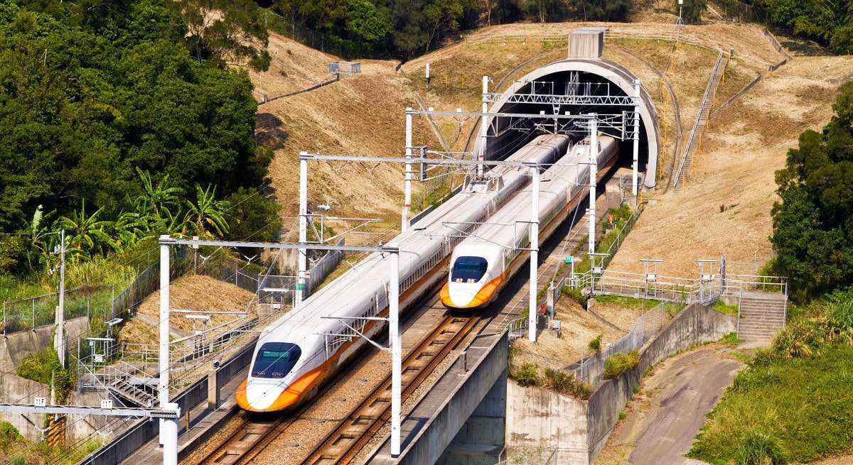 照片中提到了VAAVAZAZRAINAAAAAX、ENGAGERIN SONATA，包含了台灣高鐵隧道、培養、台灣高鐵、鐵路交通、高速火車