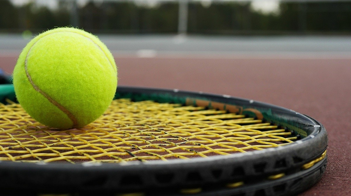 照片中提到了AL、4，包含了網球拍和球場、網球、球拍、網球、網球拍