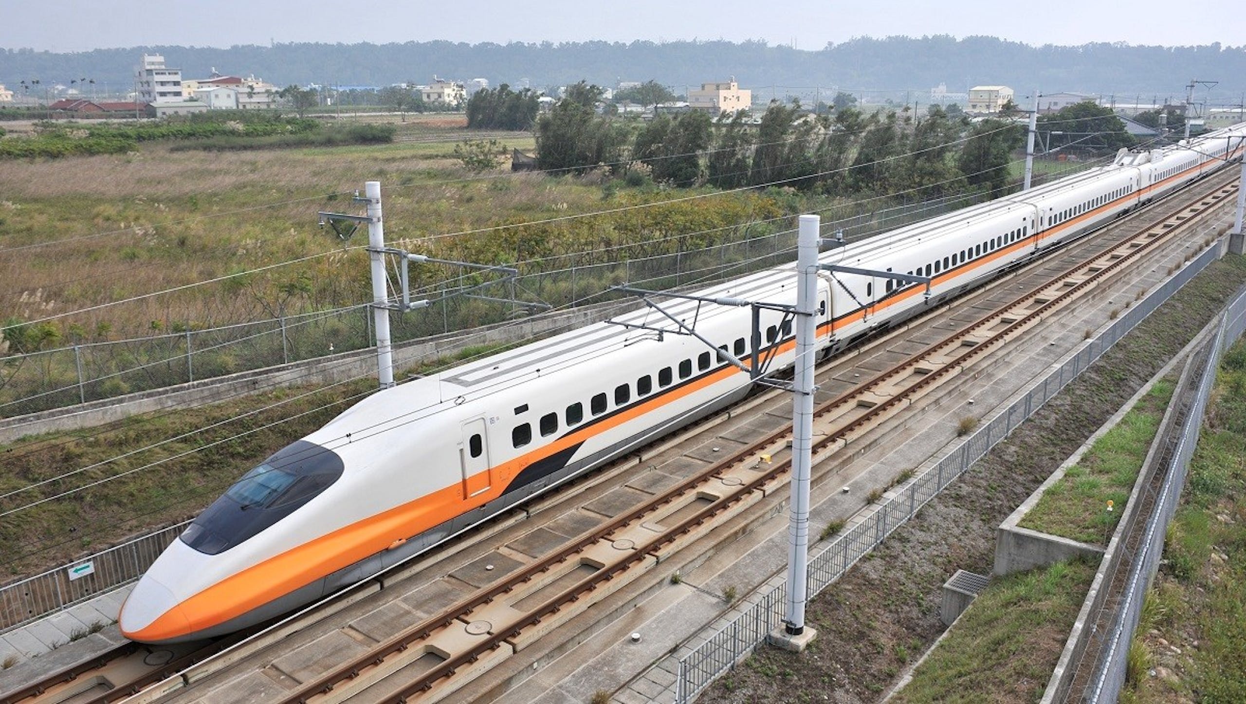 照片中包含了高鐵台鐵、台灣高鐵、培養、高速火車、公共交通