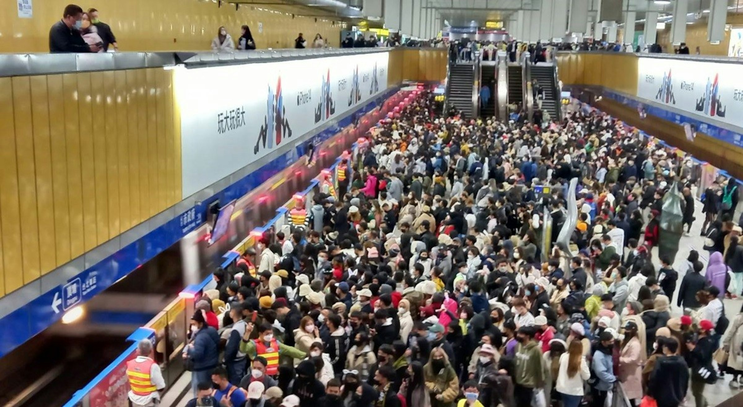 照片中提到了핀스트、RDW、fithet，包含了人群、台北地鐵、小碧潭線、台北市政府廣場、台北市政府