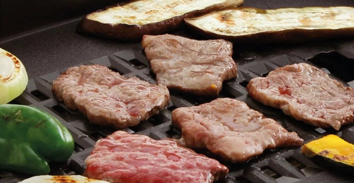 照片中包含了神戶牛肉、燒肉、烤牛肉、神戶牛肉、烤肉架