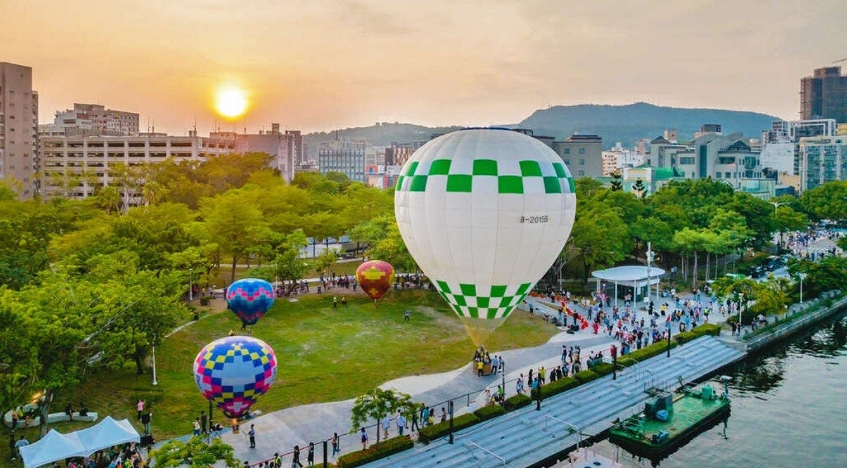 照片中提到了8-20156、ruஜு,包含了熱氣球、台灣、熱氣球、華園大飯店、旅行