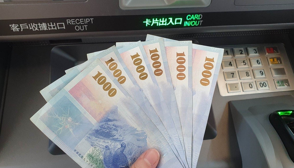 照片中提到了RECEIPT、客戶收據出口 OUT、1000,包含了1000、現金、鈔票、產品、儀表