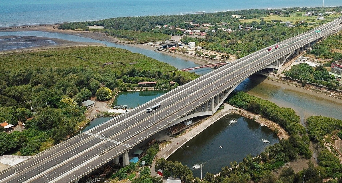 照片中包含了固定鏈接、水、路、樑橋、樑橋