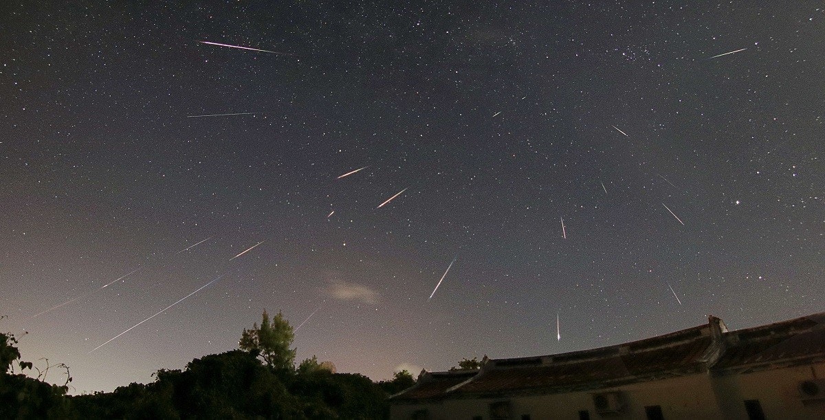 照片中包含了天空、超級月亮、滿月、英仙座流星雨、流星雨