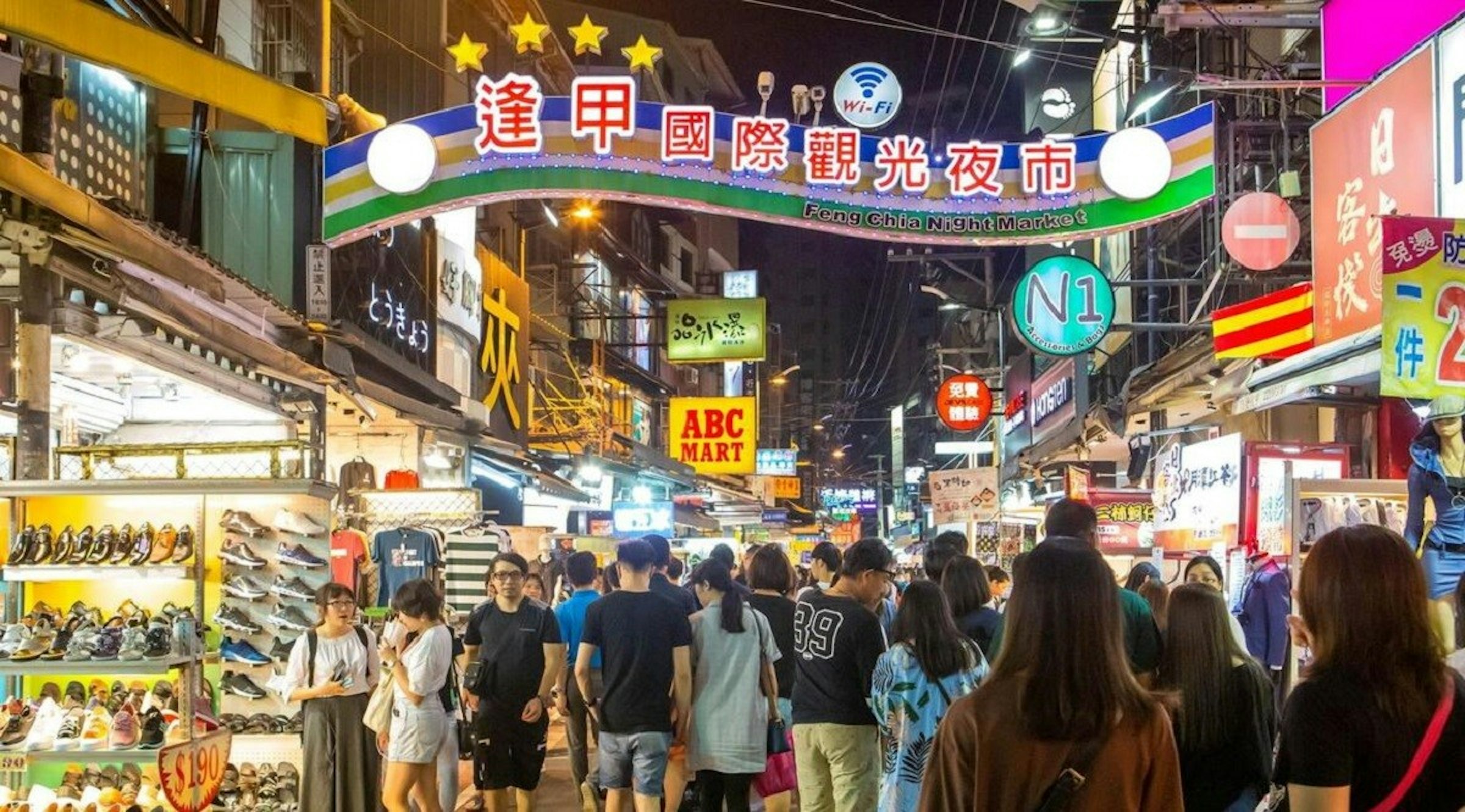 照片中提到了99、U、一禁止選人。，包含了逢甲夜市、逢甲夜市、迪翁酒店、旅館、逢甲