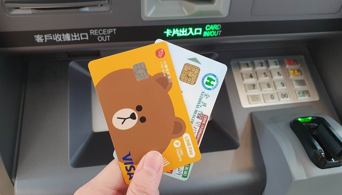 照片中提到了CARD、IN/OUT、卡片出入口,跟非洲開發銀行有關,包含了健保卡、電子產品、產品設計、動畫片、設計