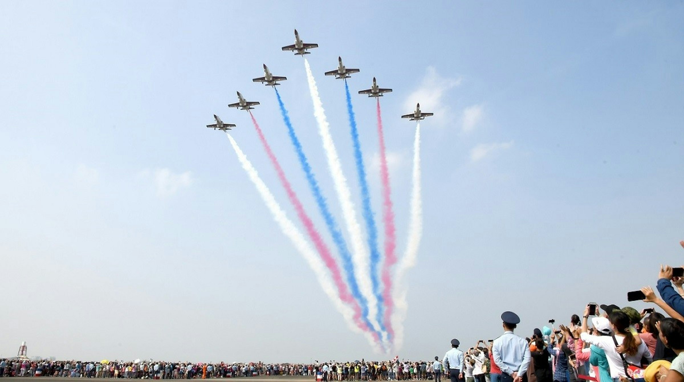照片中包含了天空、台中國際機場、中華民國空軍雷虎特技飛行隊、AIDC F-CK-1清國、空軍