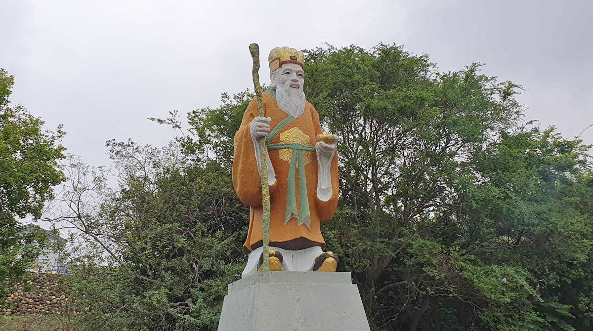 照片中包含了雕像、雕像、樹、旅遊