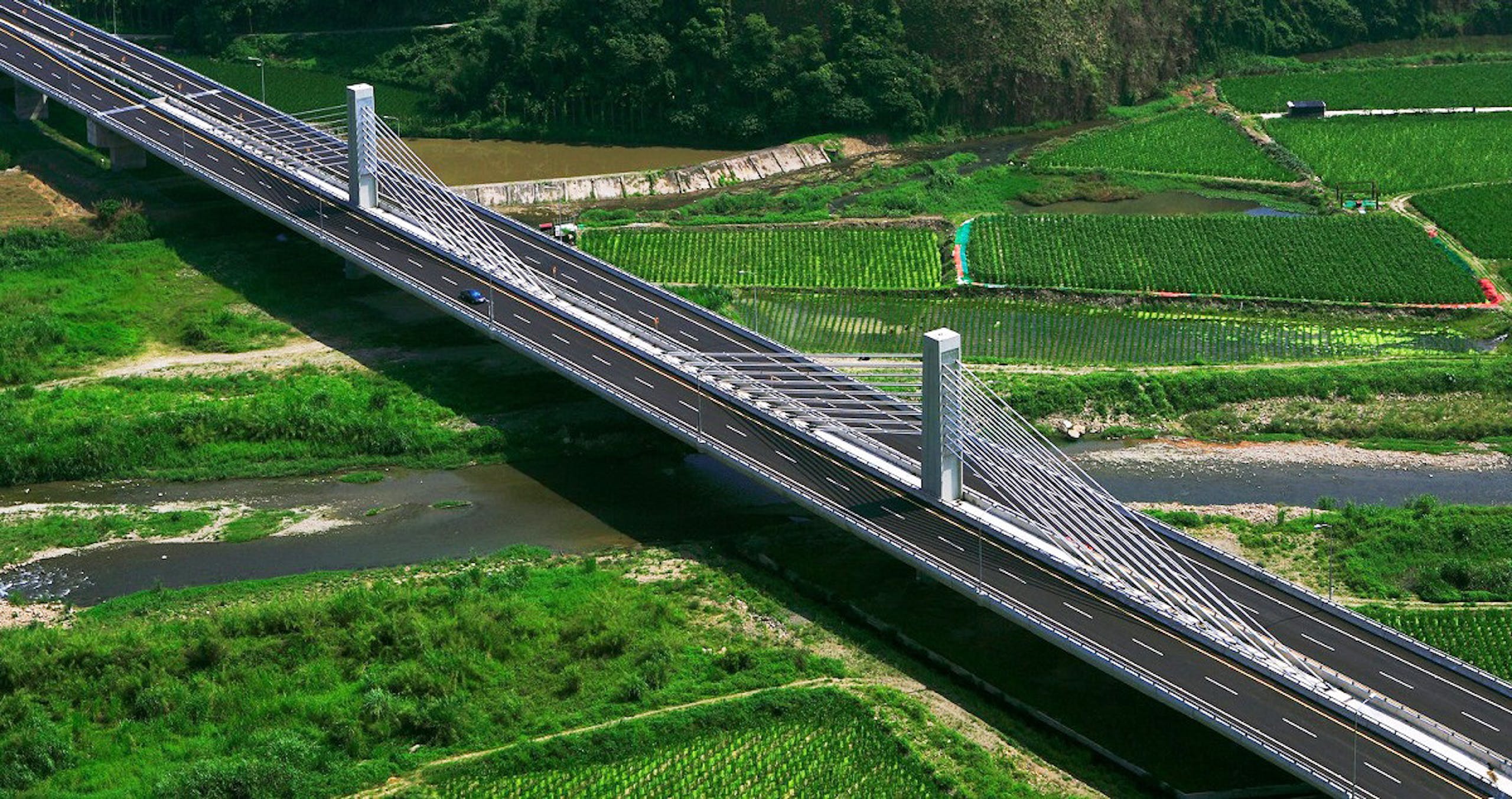 照片中包含了固定鏈接、受控通道高速公路、高速公路、路、橋樑隧道