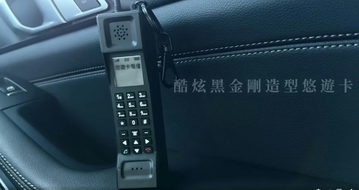 照片中提到了悠遊卡電信、1、2 3,包含了車門、汽車、豪華車、轎門、中型車