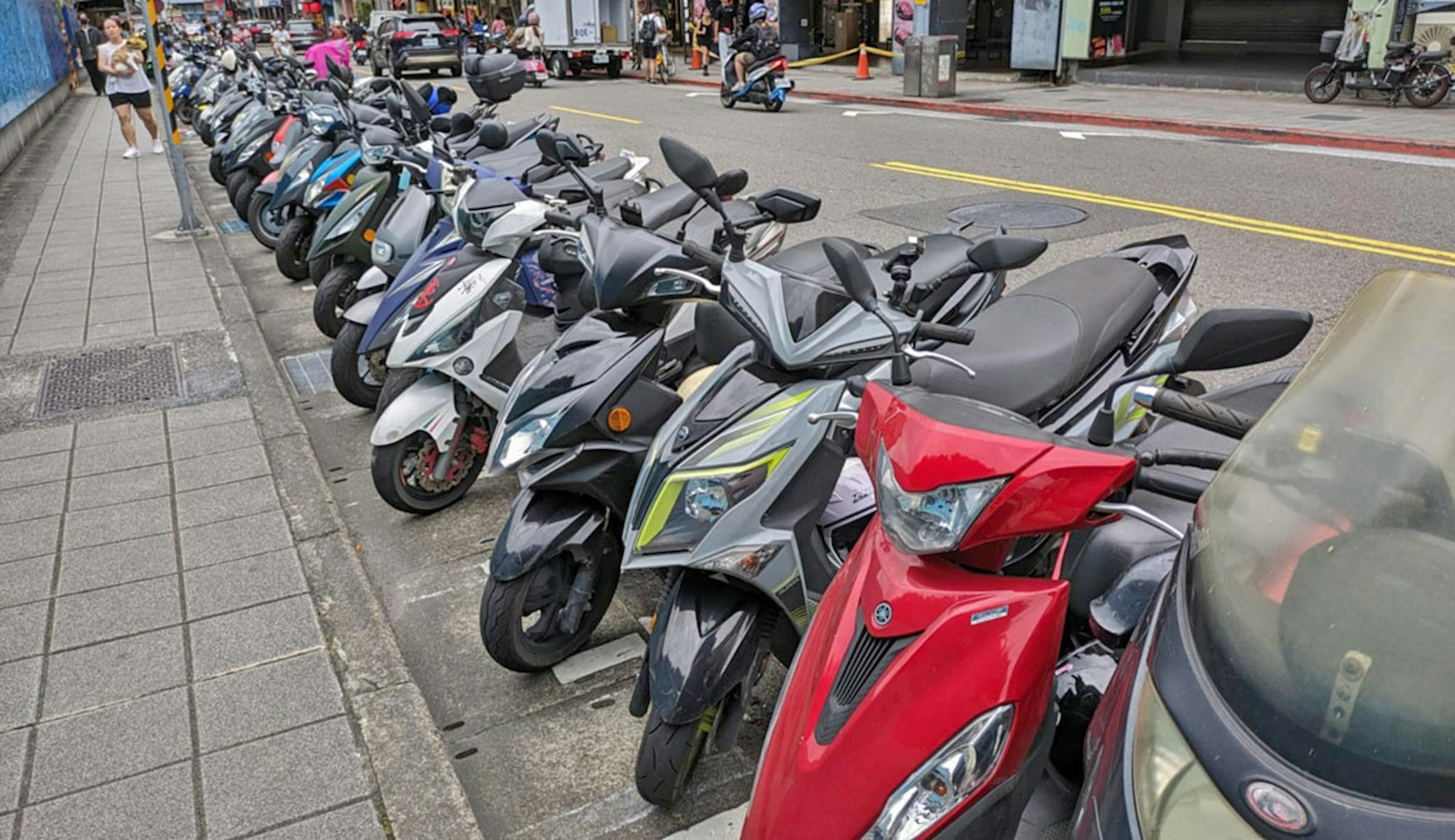照片中包含了摩托車、摩托車、停車處、摩托車、停車場