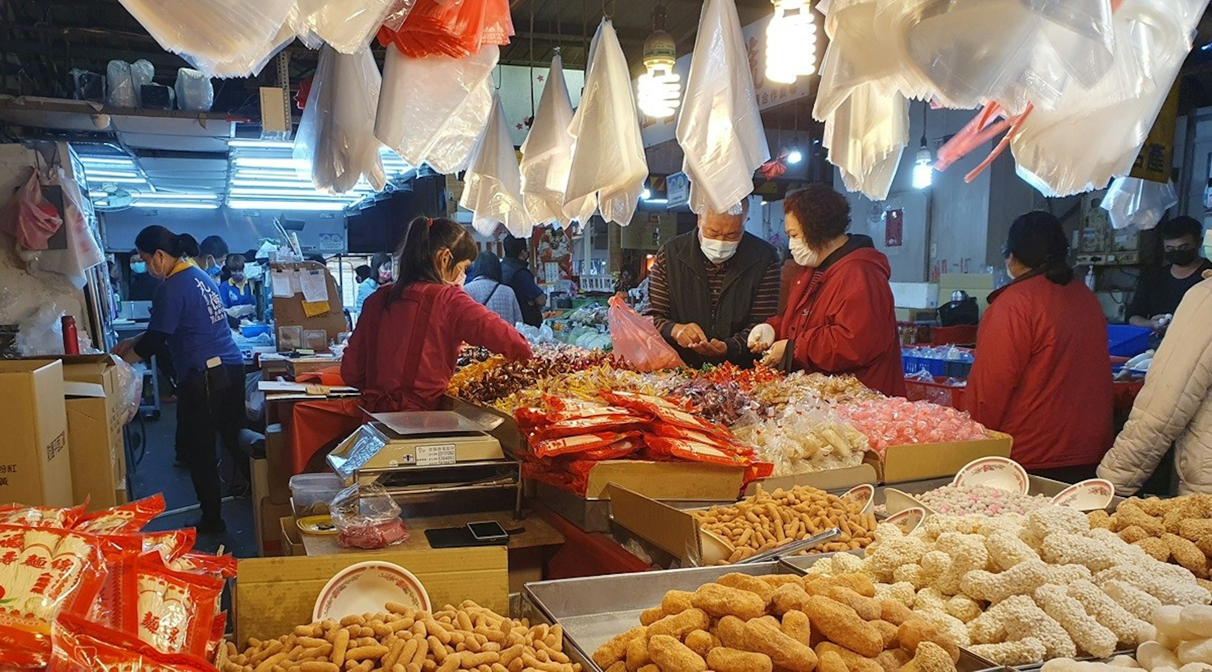 照片中提到了分紅，包含了市場、市場、街頭食品、市場、公共空間