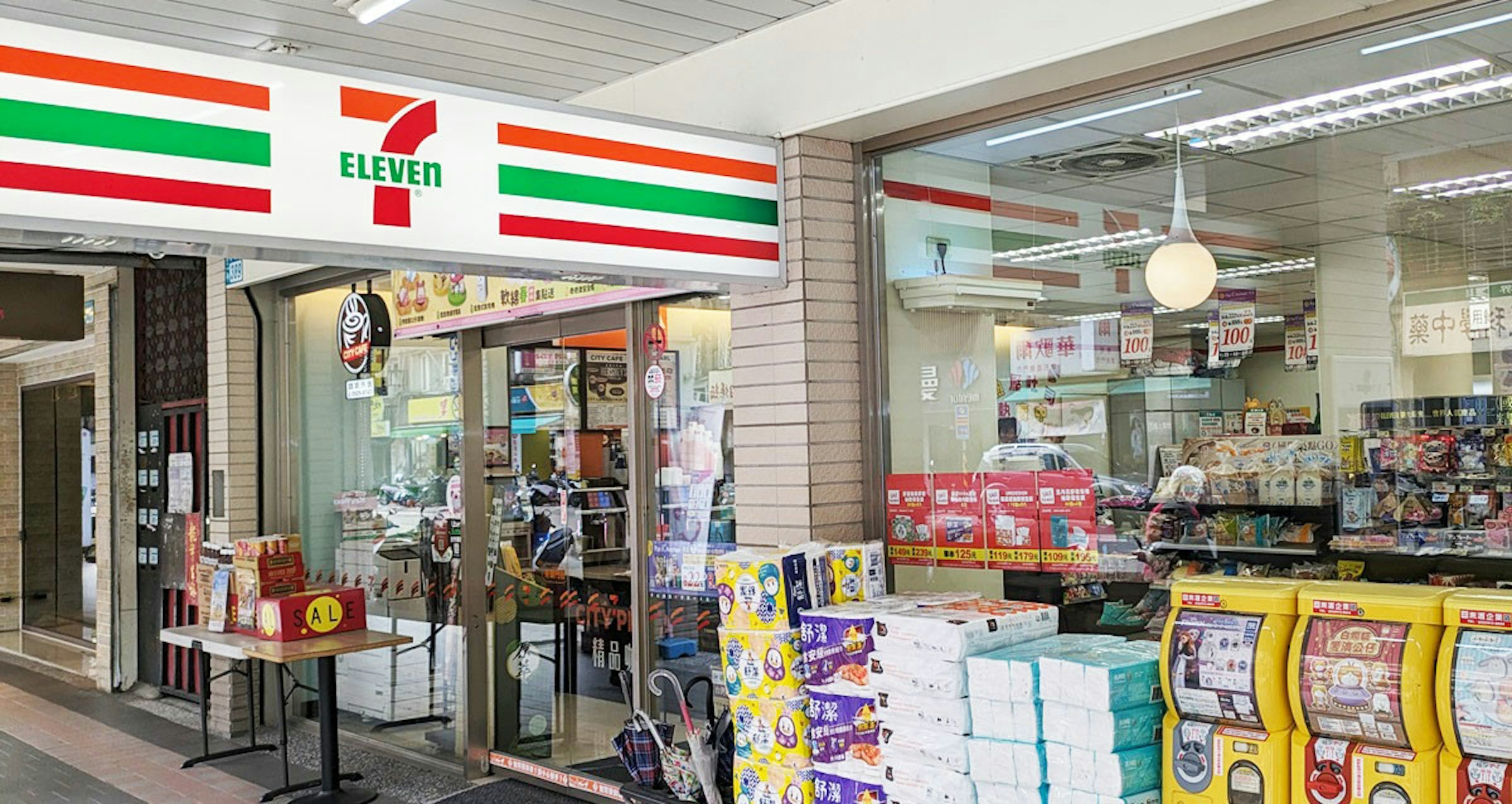照片中提到了ELEVEN、SAL、三舒潔，跟7-11有關，包含了雜貨店、超級市場、便利店、超級市場、展示窗