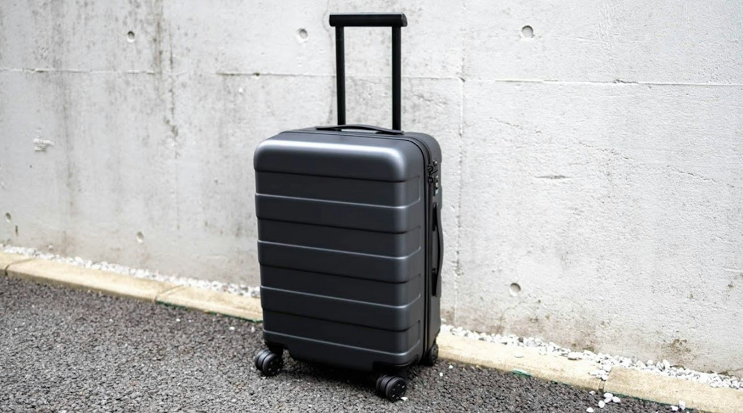 照片中包含了無印良品 キャriー ケーsu 36l ダークグureー、無印良品、袋、手提箱、拉桿箱
