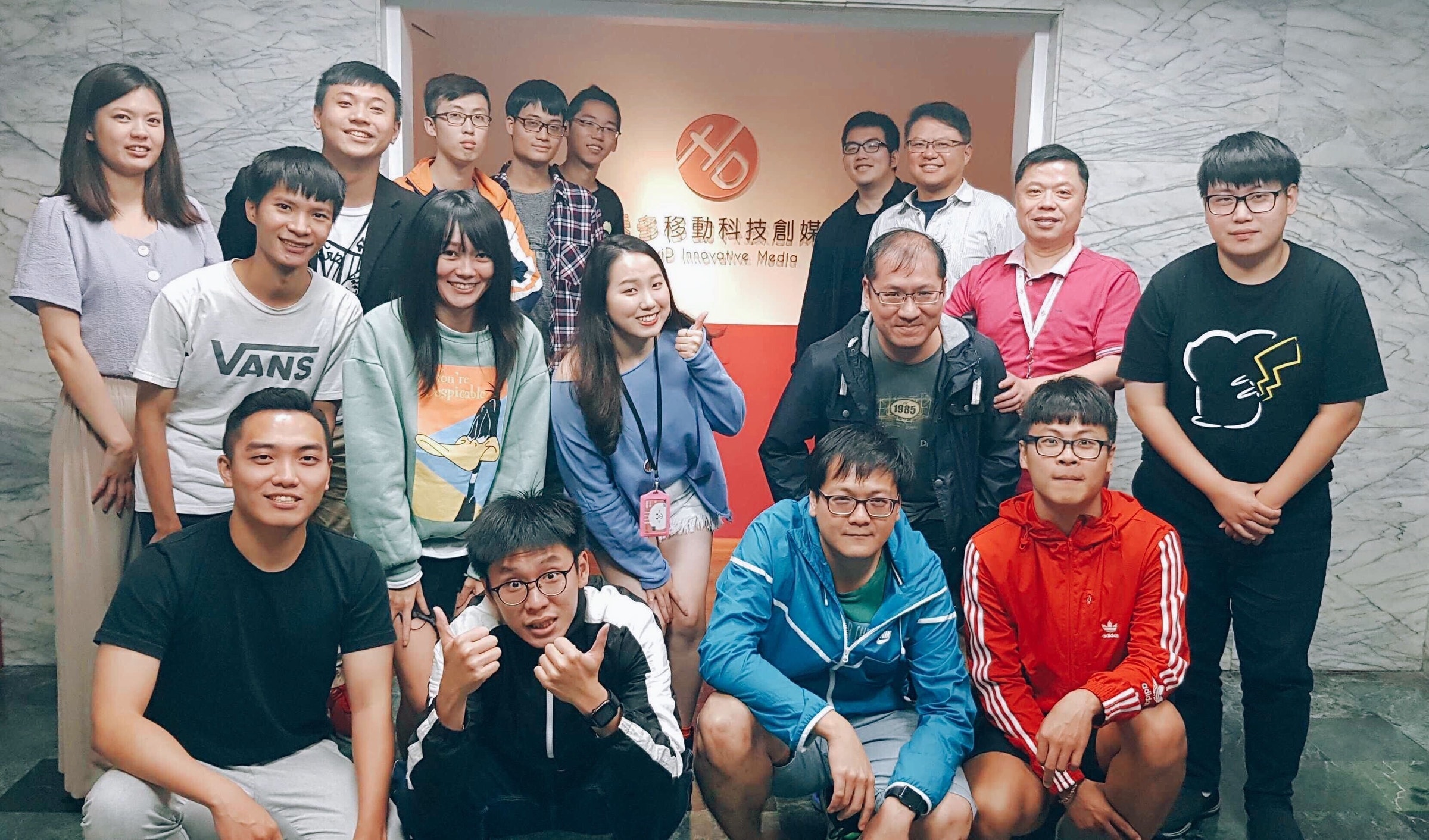 照片中提到了粤移動科技創媒、iP logexative Media、VANS,跟飛虎哥本哈根有關,包含了社交群、社交群、人群、社區、家庭