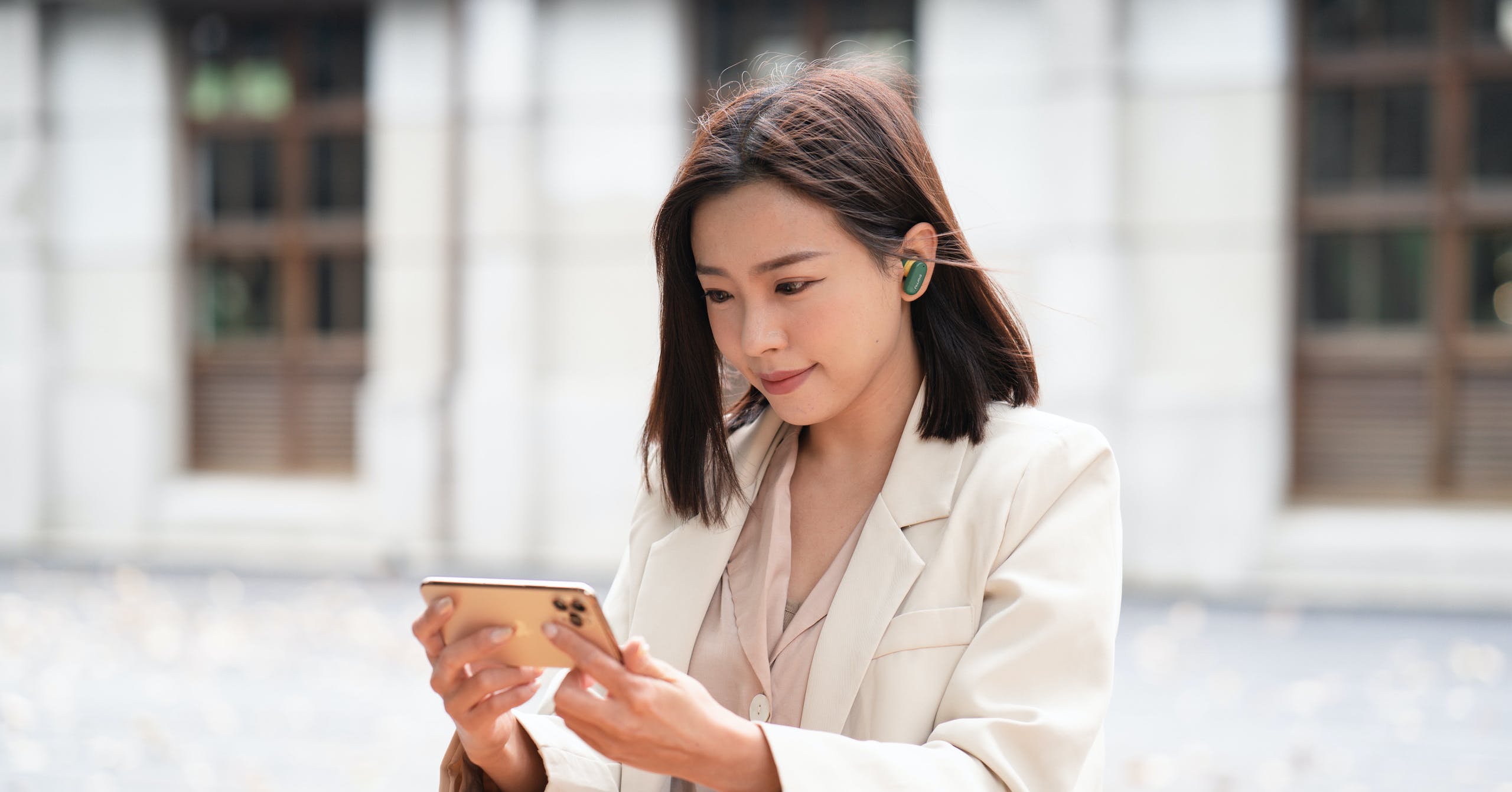照片中包含了女孩、棕色的頭髮、頭髮、長發、美人