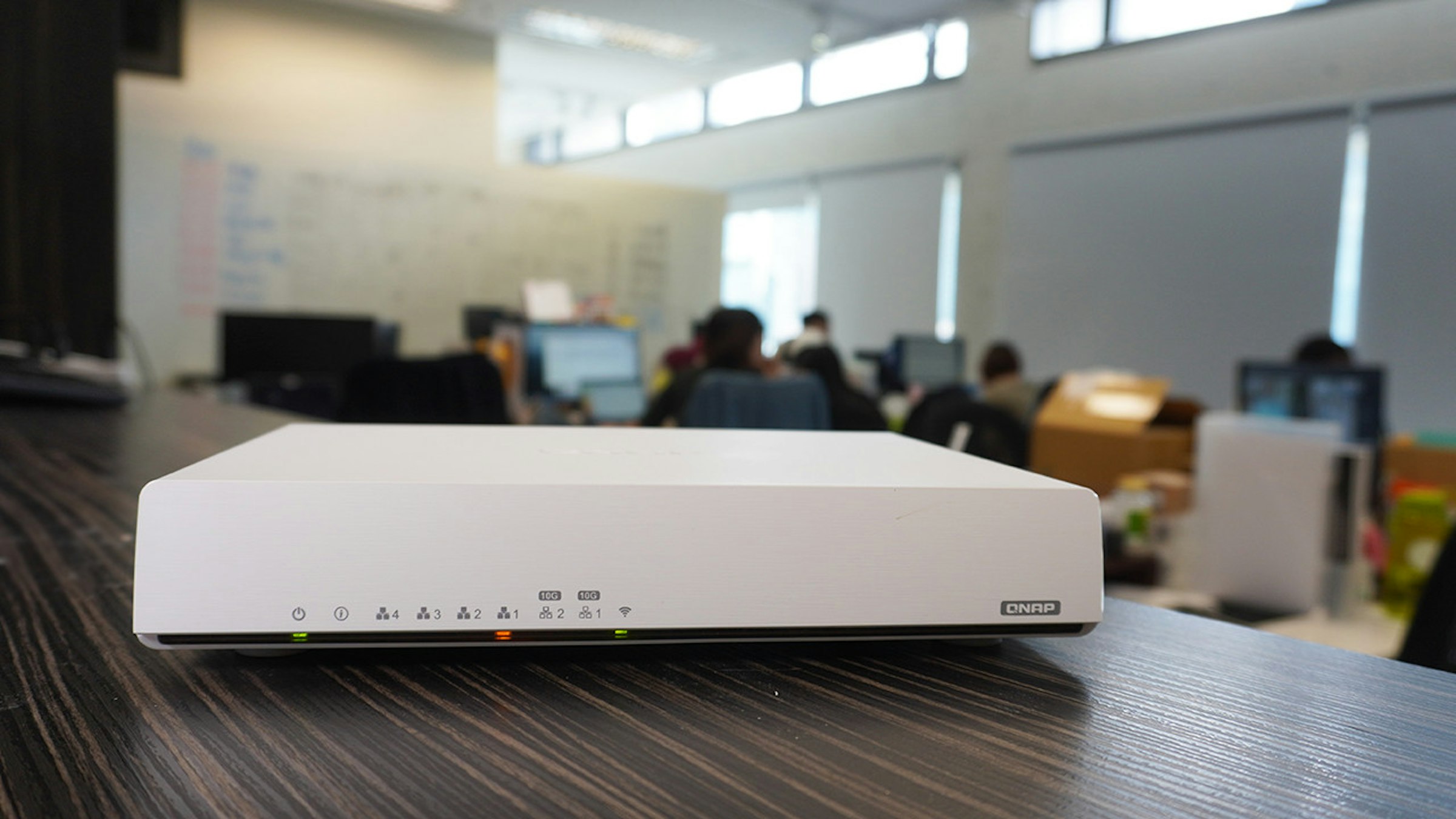照片中提到了10G、100、QNAP，包含了電子產品、產品設計、電子產品、多媒體、設計
