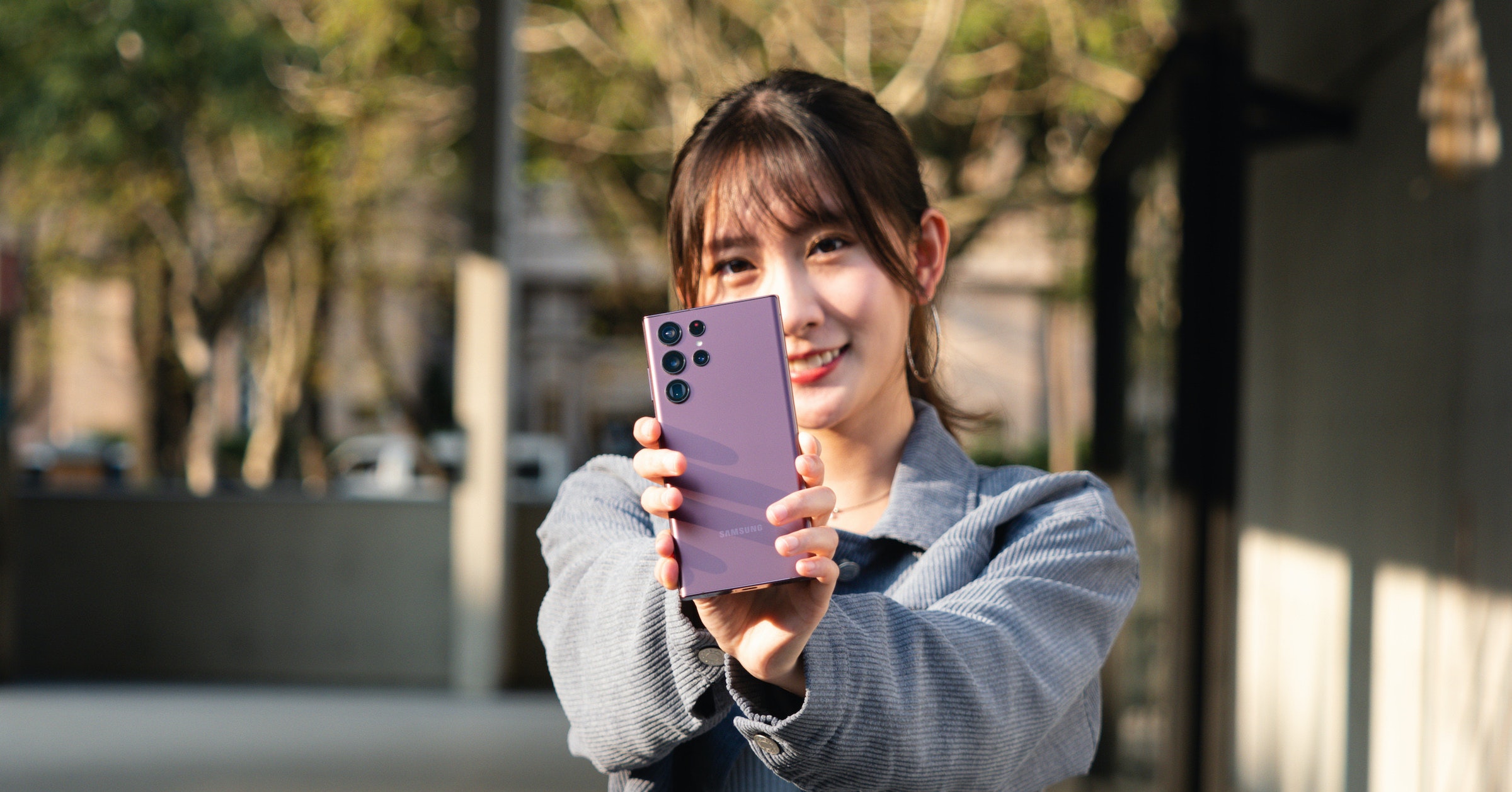 照片中提到了SAMSUNG,包含了快照、令人愉快的