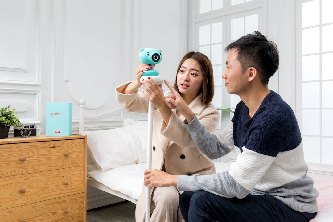 照片中提到了pixsee,包含了肩、家具類