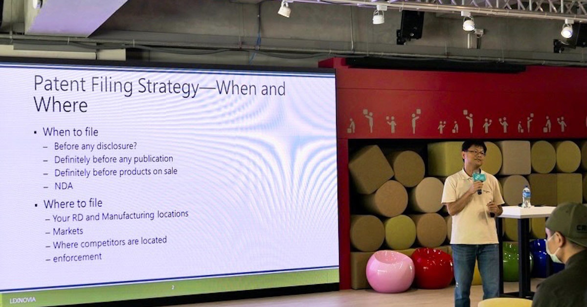 照片中提到了Patent Filing Strategy–When and、Where、• When to file,包含了文本