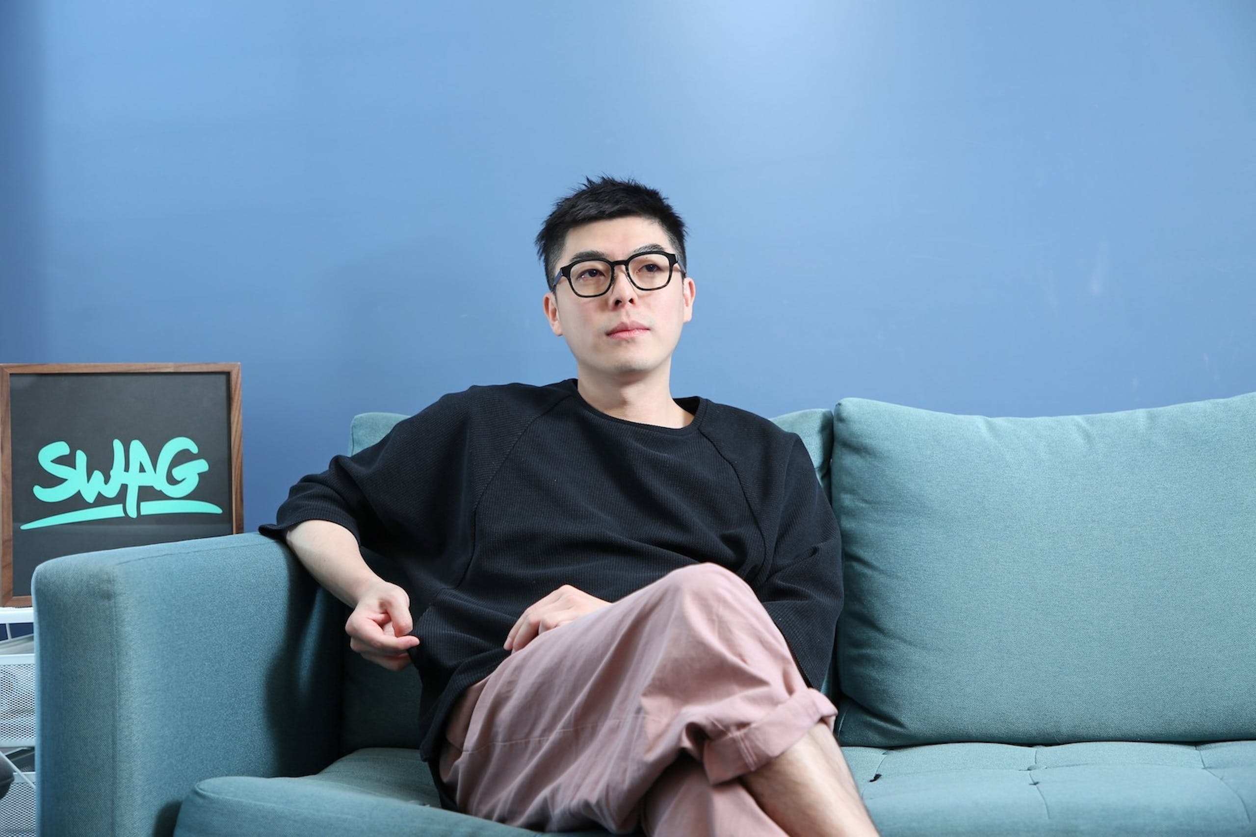 照片中提到了SWAG，跟融創有關，包含了坐著、換日線穿越、溫澤爾赫德、國立中興大學歷史系、國立中興大學歷史系