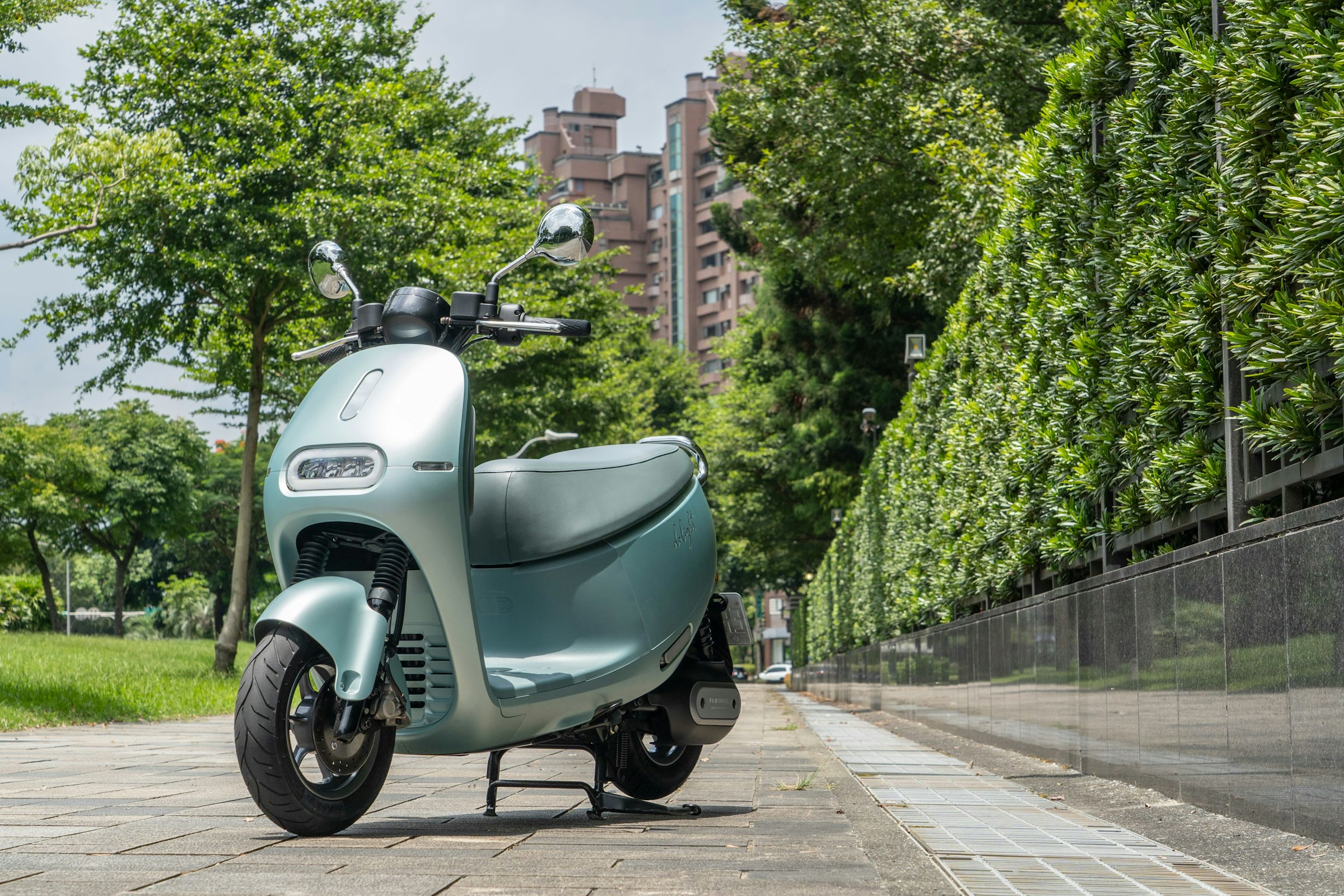 照片中提到了Mace、Solight、FLO DRIVE，包含了大黃蜂類、助力車、摩托車、大黃蜂類、車輛設計師