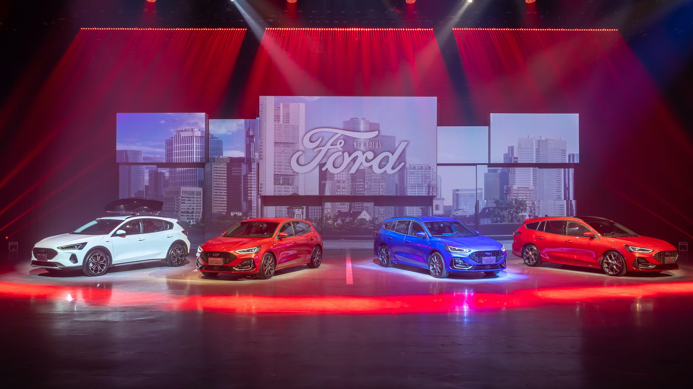 照片中提到了AMEWA、E、FORD FOCUS,跟福特汽車公司有關,包含了車展、汽車、車展、跑車、緊湊型車