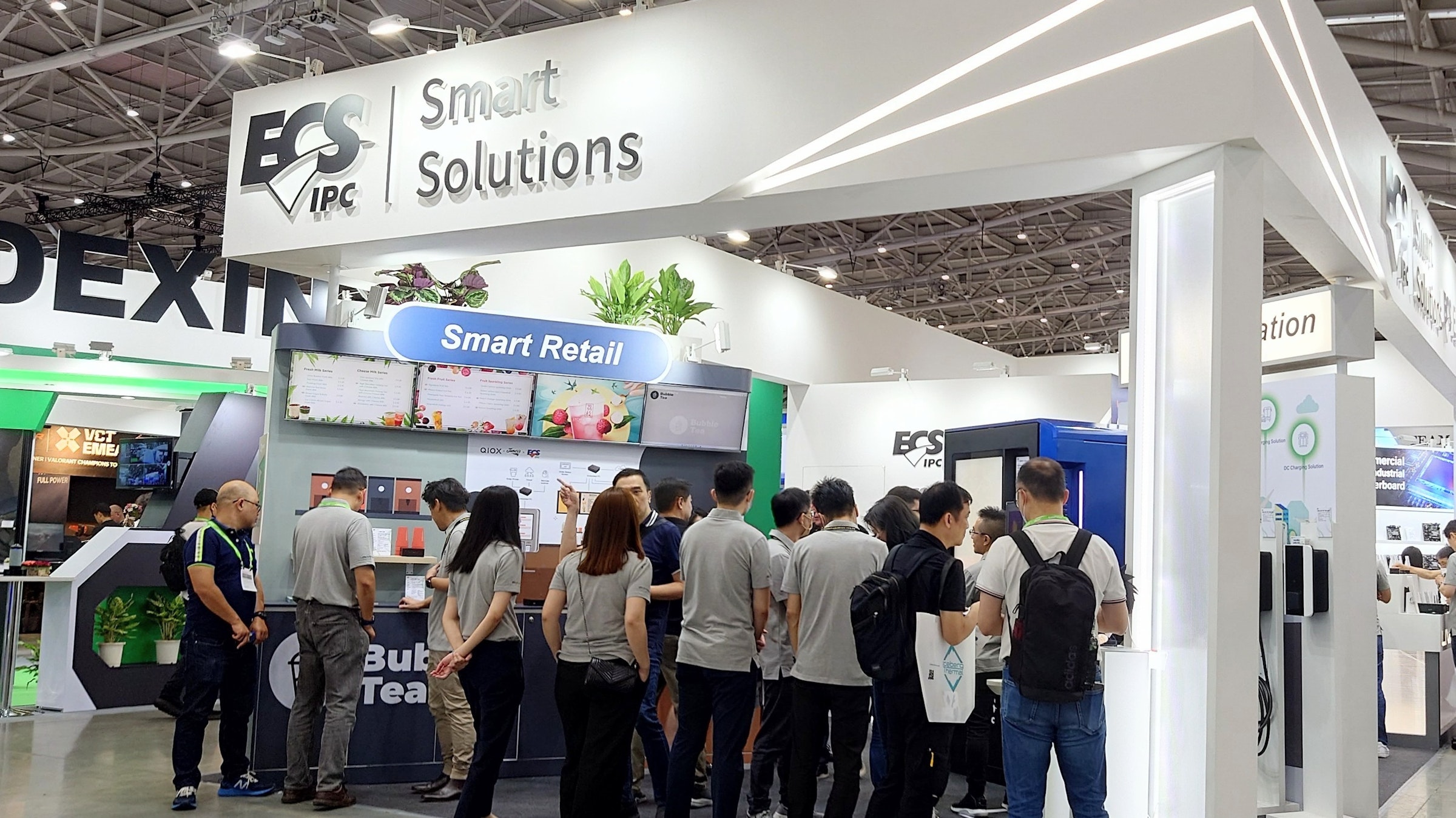 照片中提到了DEXIN、VCT、NER I VALORANT CHAMPIONS TO,跟精英集團計算機系統、FUNDESEM 商學院有關,包含了展覽、電腦、南港展覽館、展覽、電子產品