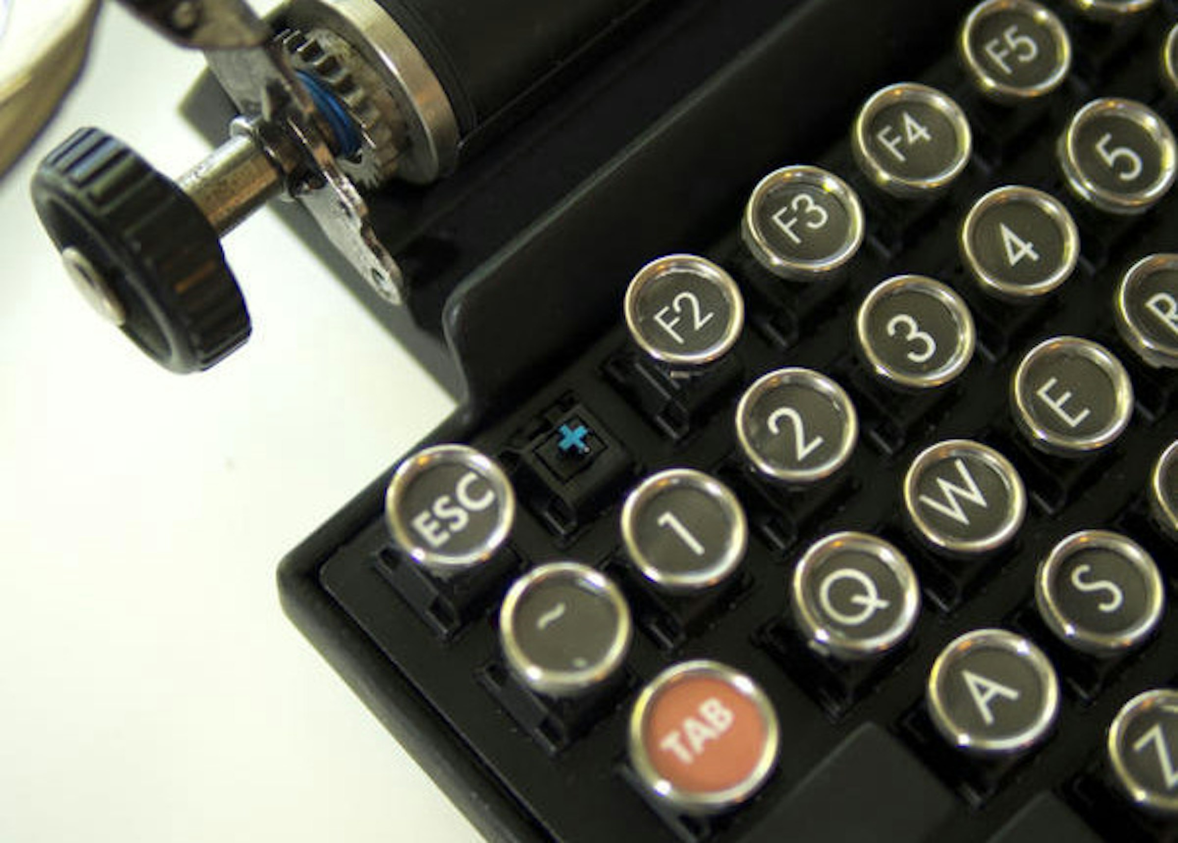 Qwerkywriter：帥氣度滿點的復古風鍵盤 - 5