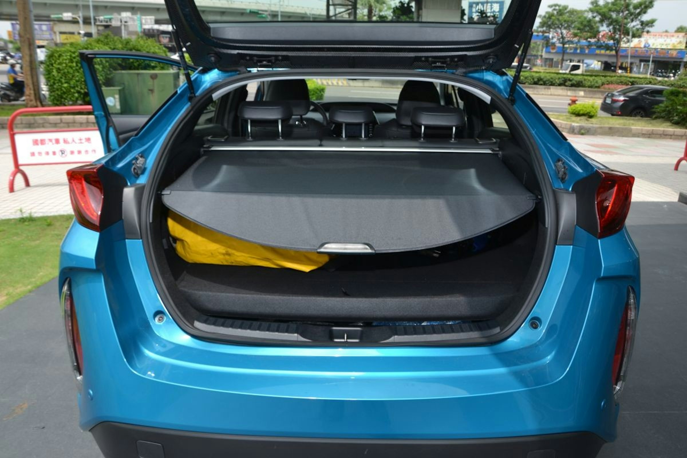 進化版油電混合車toyota Prius Phv 試駕 油電主體 充電省錢 119 萬元起 充電樁 Cool3c