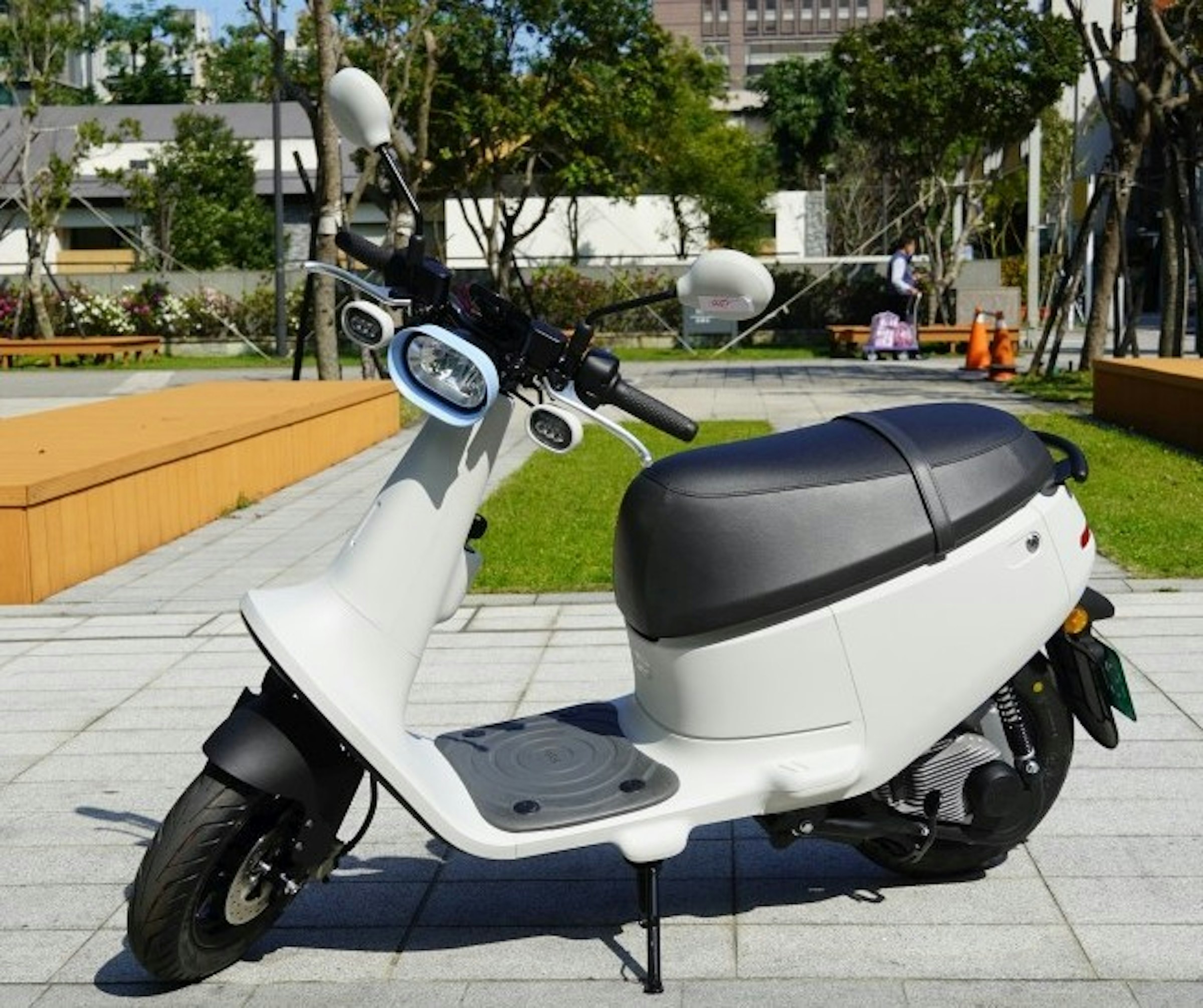 照片中包含了汽車、電動踏板車、摩托車、摩托車配件、摩托車