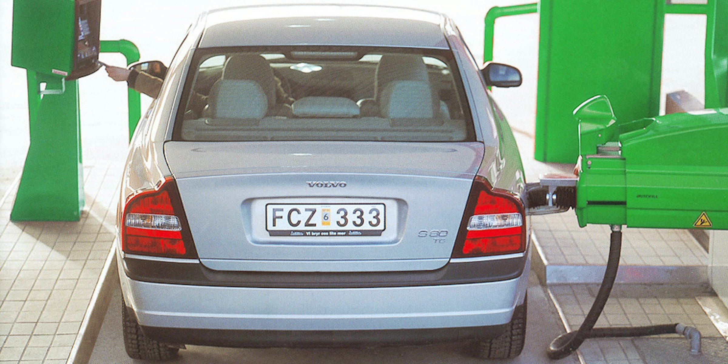 照片中提到了VOLVO、FCZ 333、Aam Vry emer s，包含了燃油特性、緊湊型車、車輛牌照、汽車、中型車