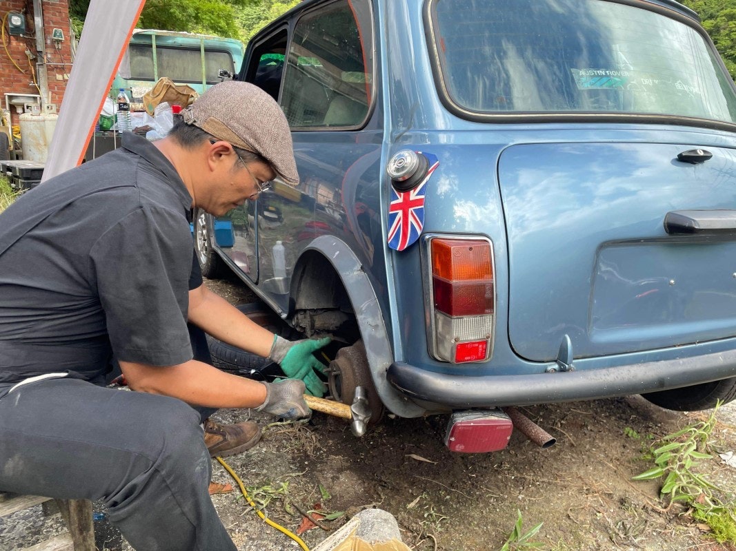 照片中提到了恭、AUSTIN FIOVER、DR.,跟英國有關,包含了迷你庫珀、汽車、摩托車、緊湊型車、微型