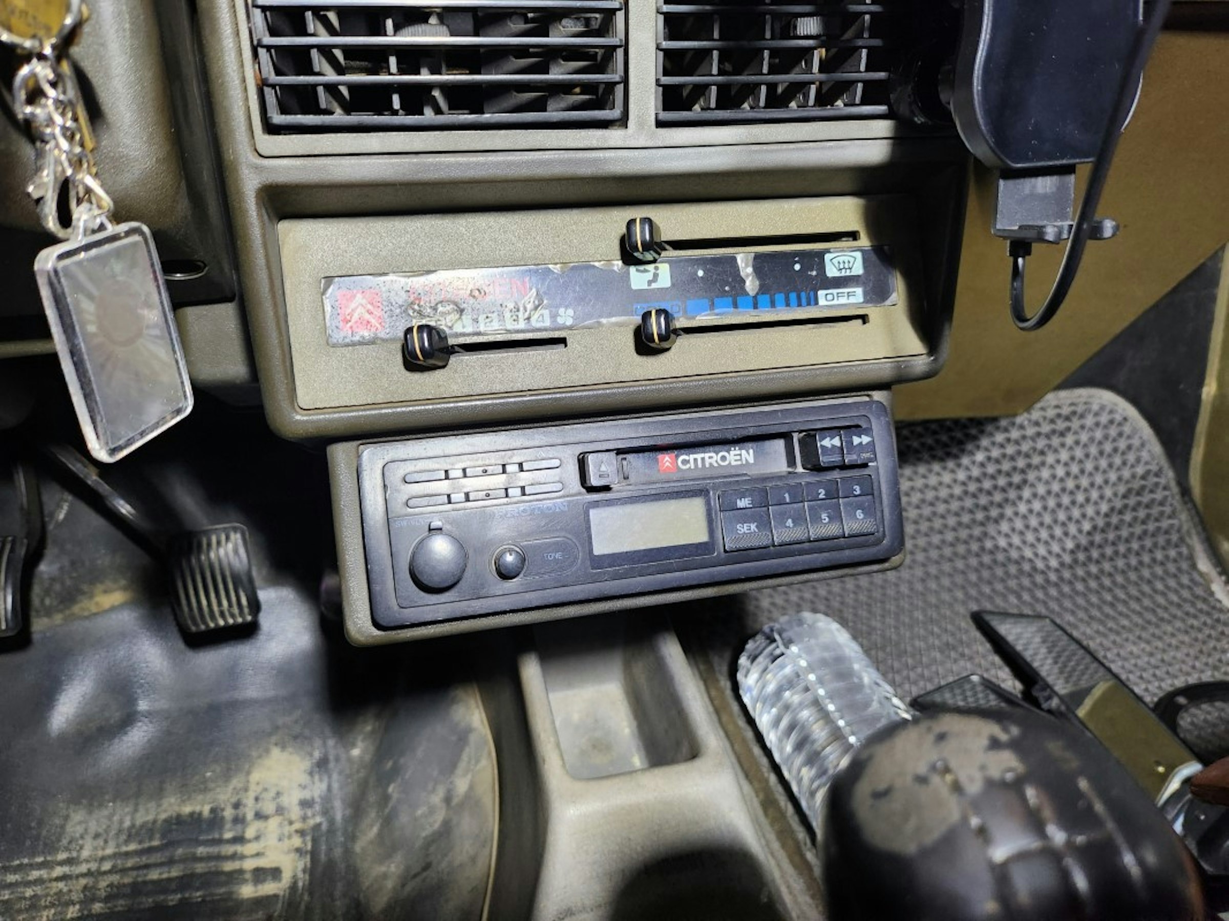 照片中提到了CILID、PROTONT、CITROËN，包含了中控台、汽車、中控台