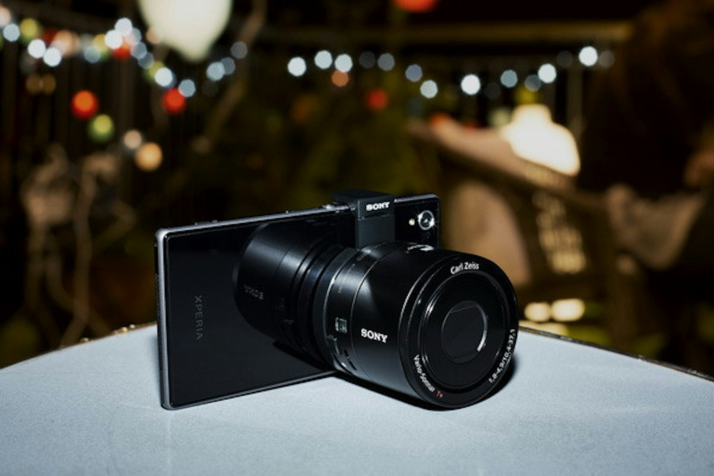 是Sony QX100、QX10接觸後的心得：更深入容易忽略的資訊細節、含著眼淚有小小遺憾的動手玩以及購買評估這篇文章的首圖