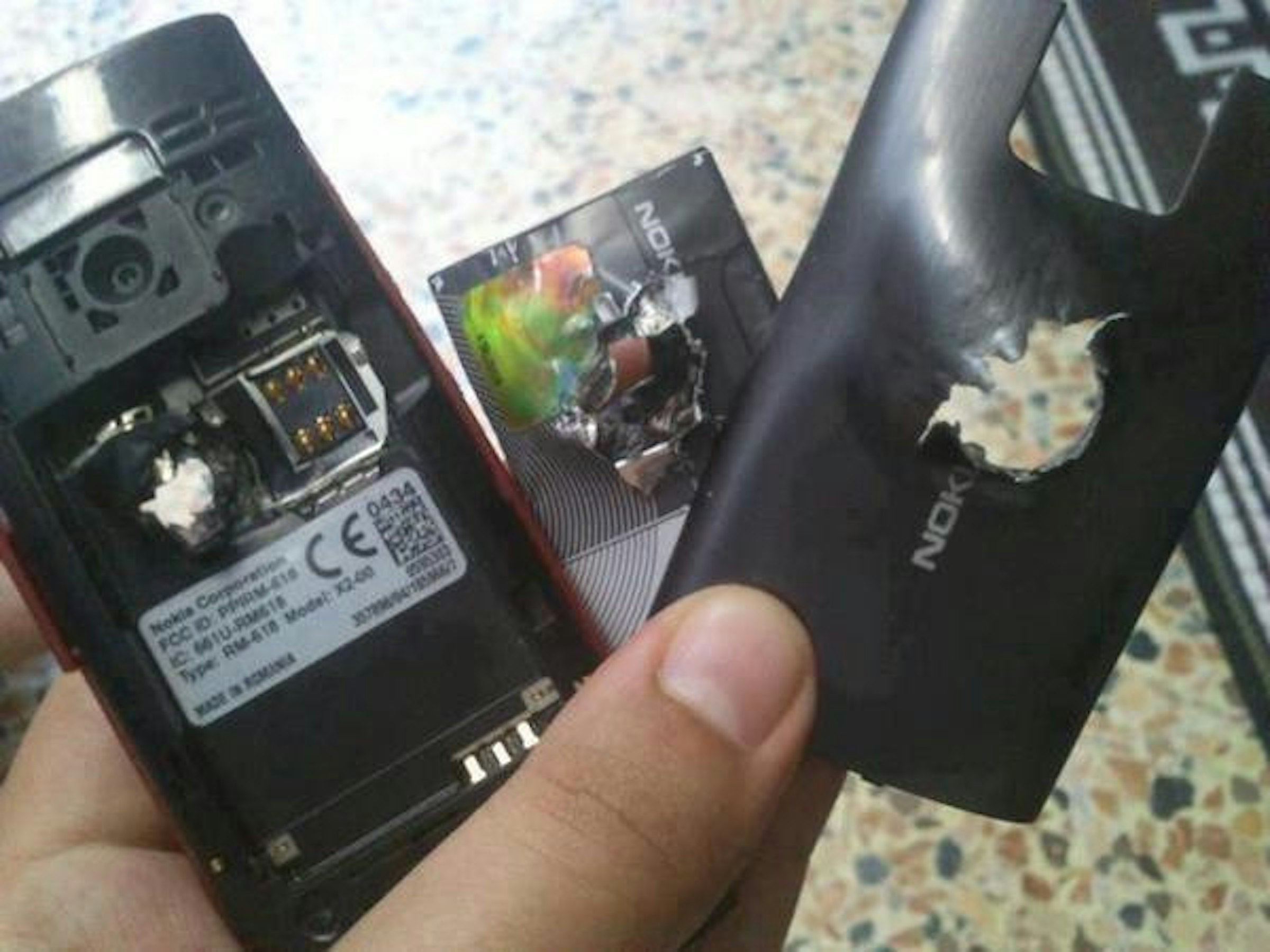 是3310傳說再現，Nokia X2擋子彈救人一命這篇文章的首圖