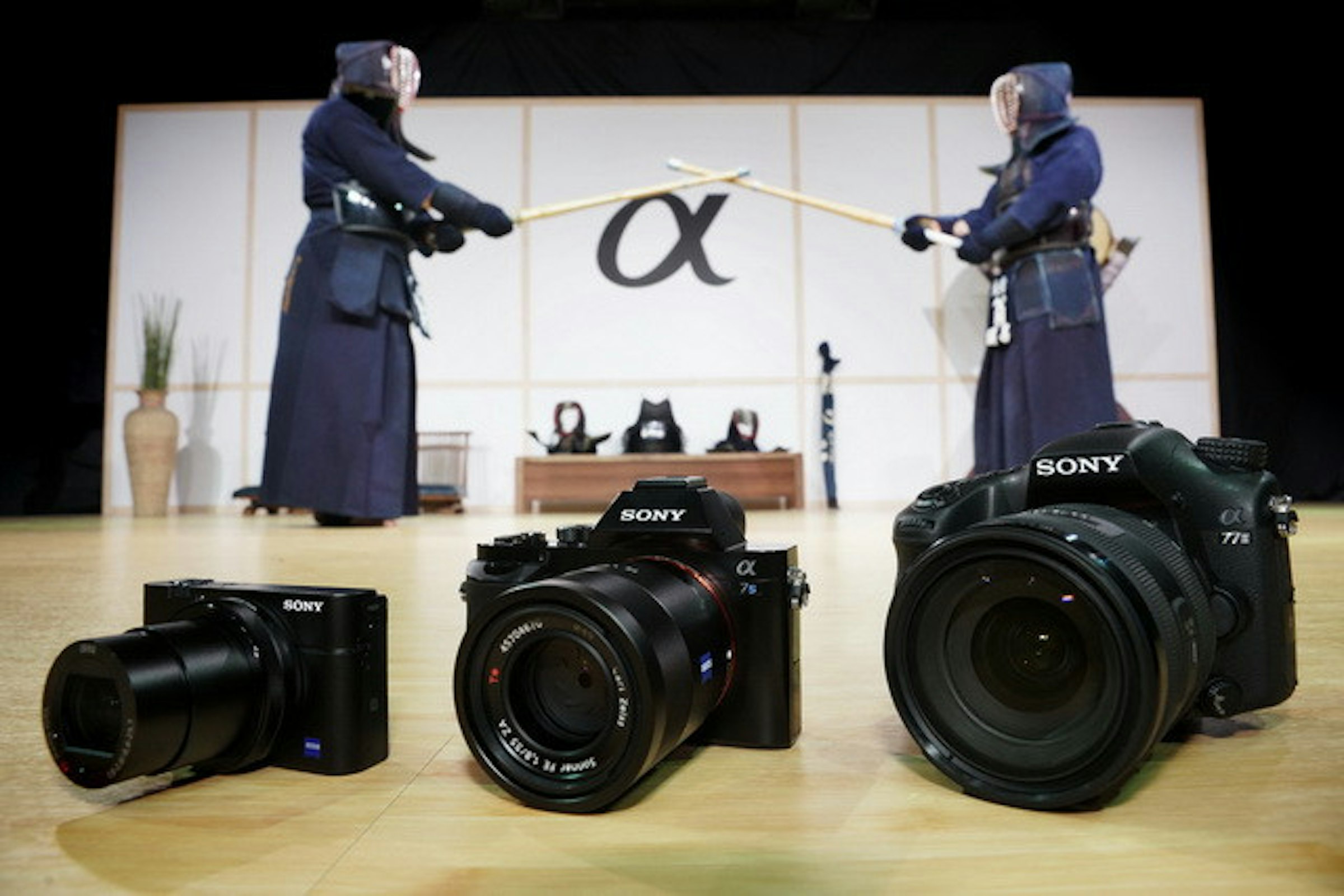 是Sony衝擊大感光時代，推出α7S /α77Ⅱ/ RX100Ⅲ三款定位不同的高階數位相機這篇文章的首圖