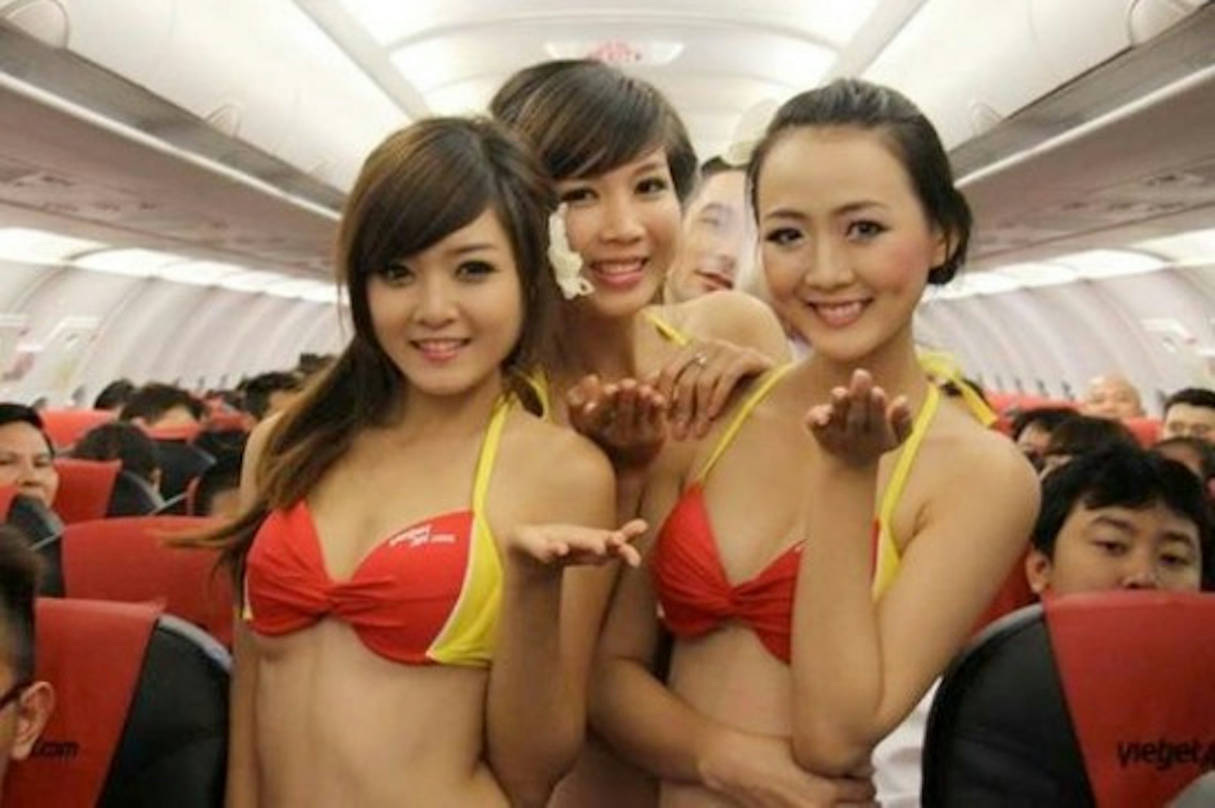 是越南VietJet Air航空公司在飛航期間，上演比基尼秀這篇文章的首圖