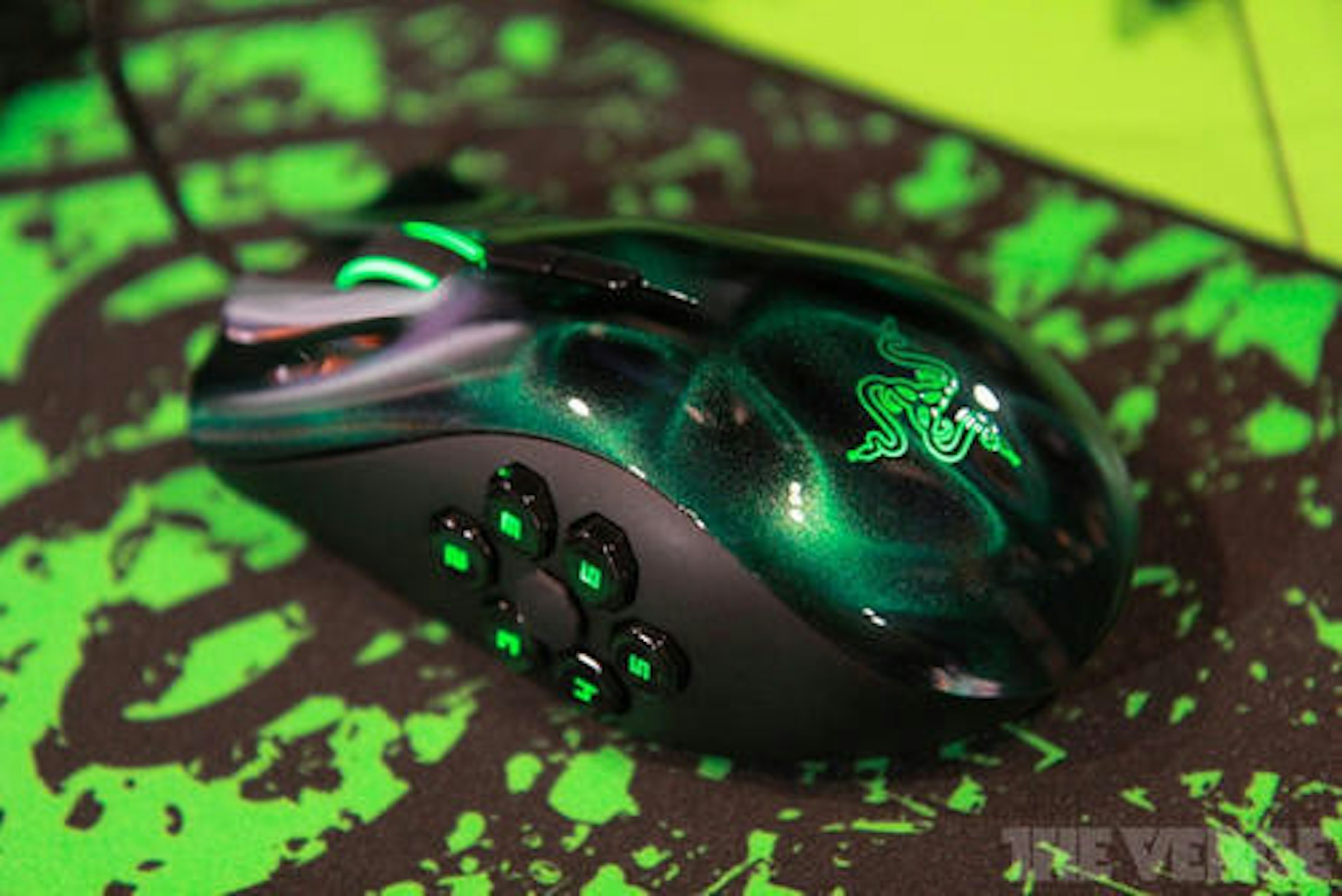 是Razer推出Naga Hex遊戲滑鼠，側鍵有帥氣喔這篇文章的首圖