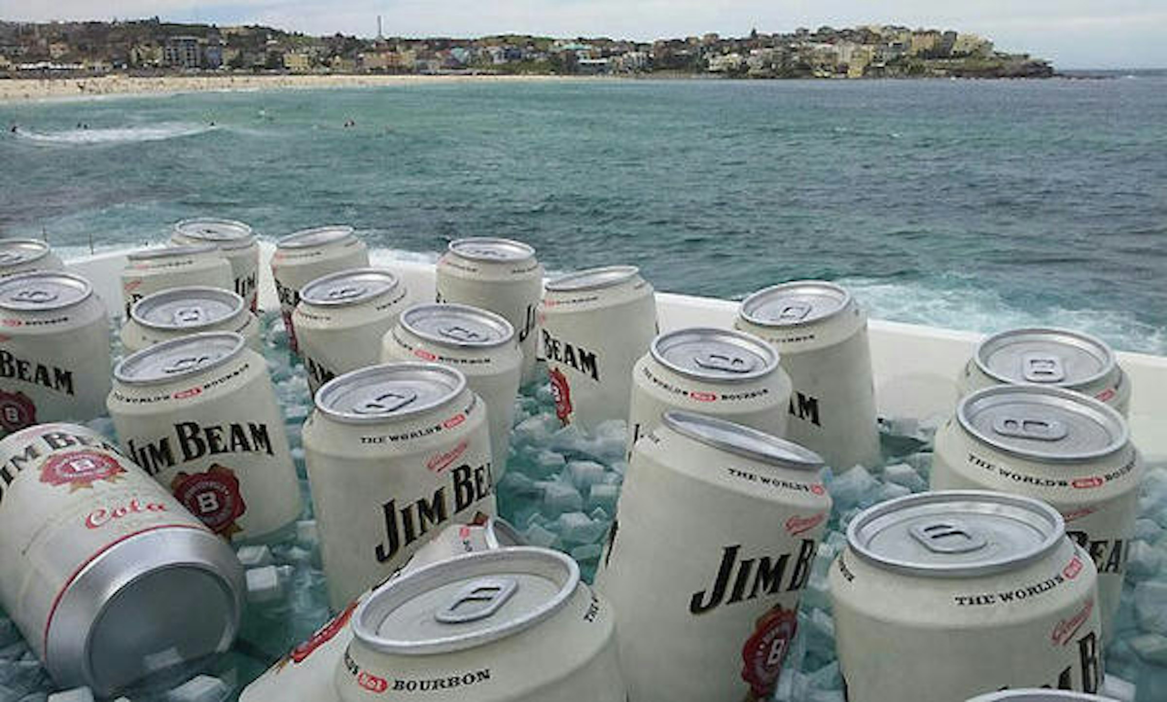 是世界上最大的冷卻箱，用來冰33罐超大的Jim Beam飲料這篇文章的首圖