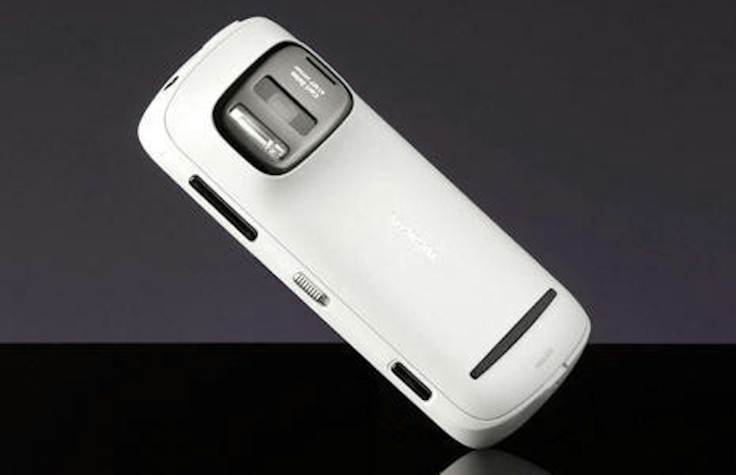 是Nokia 808 PureView將於美國Amazon開賣，要價699美元這篇文章的首圖